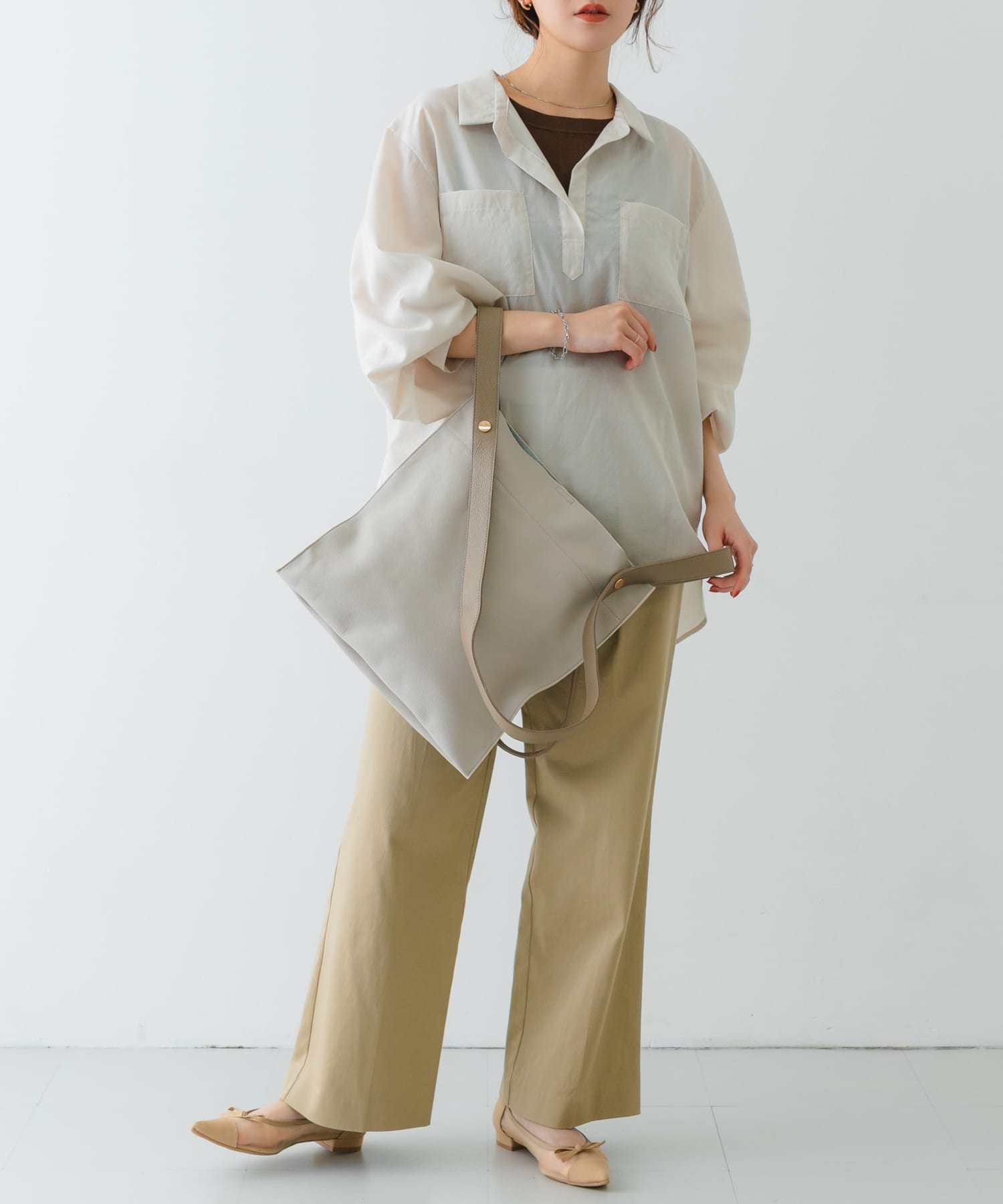 『一部別注カラー』BEAURE　カウレザー2デザインベルトバッグ IVORYxGRG one