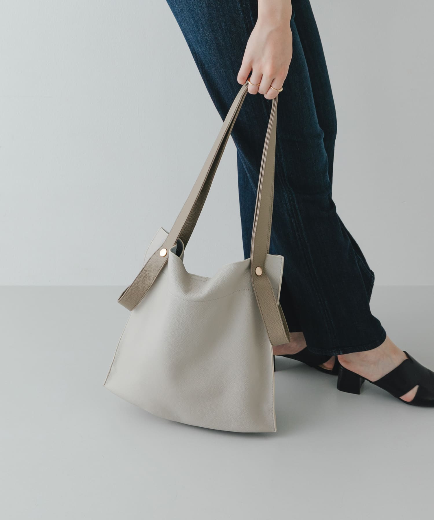 『一部別注カラー』BEAURE　カウレザー2デザインベルトバッグ IVORYxGRG one
