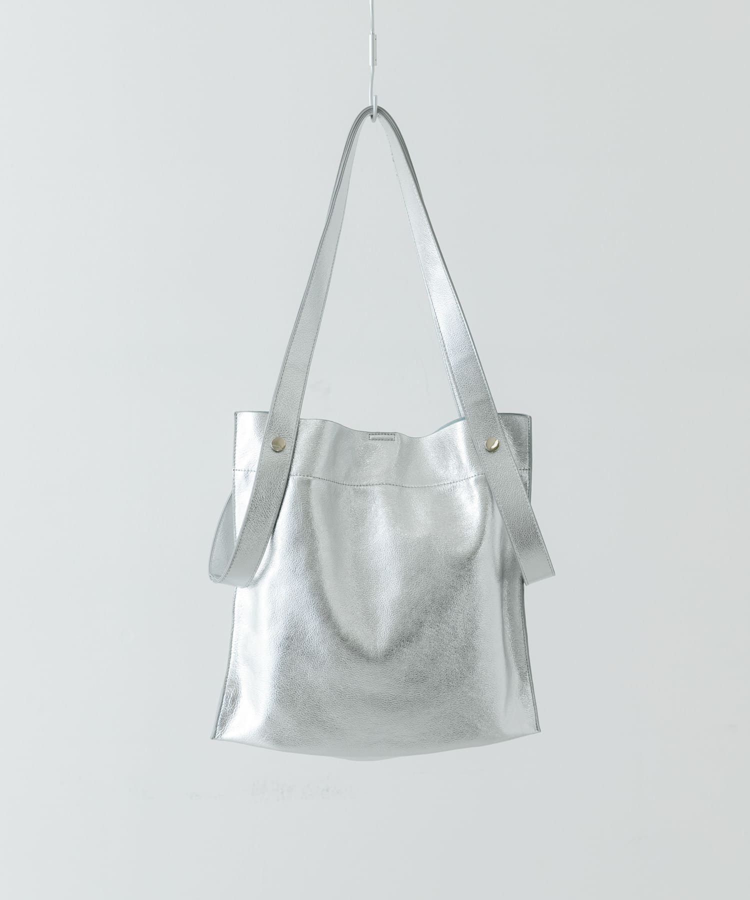 『一部別注カラー』BEAURE　カウレザー2デザインベルトバッグ SILVER one