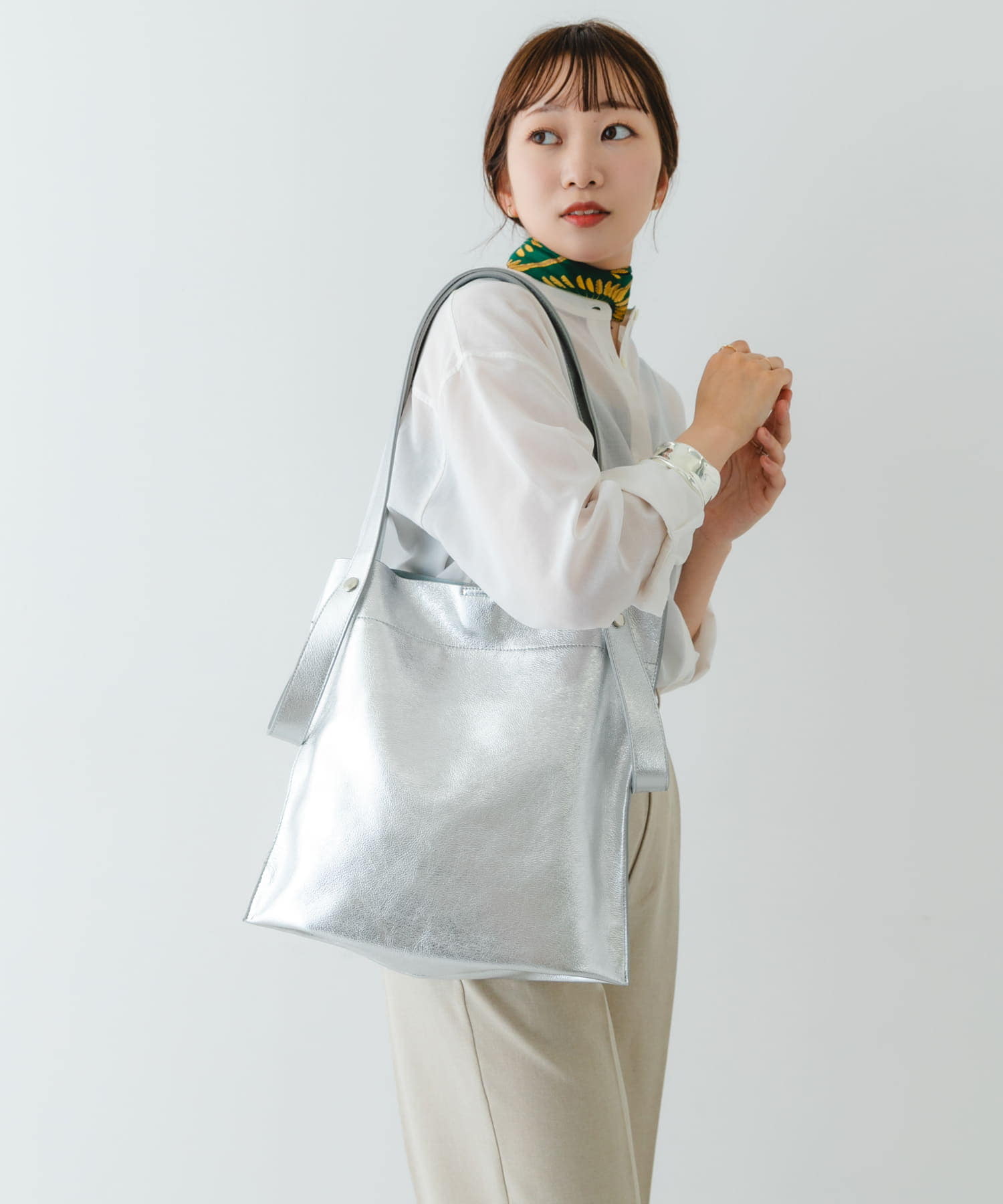 『一部別注カラー』BEAURE　カウレザー2デザインベルトバッグ SILVER one