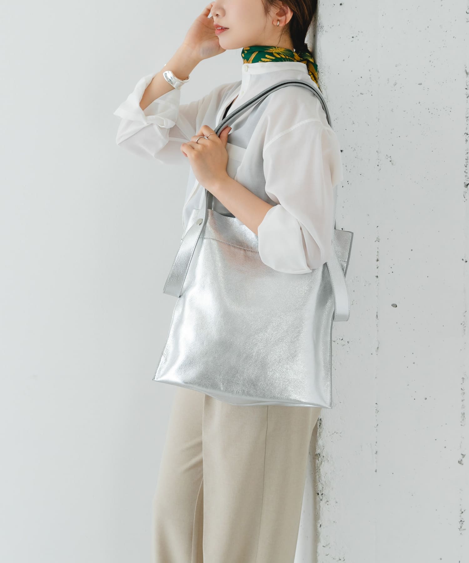 『一部別注カラー』BEAURE　カウレザー2デザインベルトバッグ SILVER one