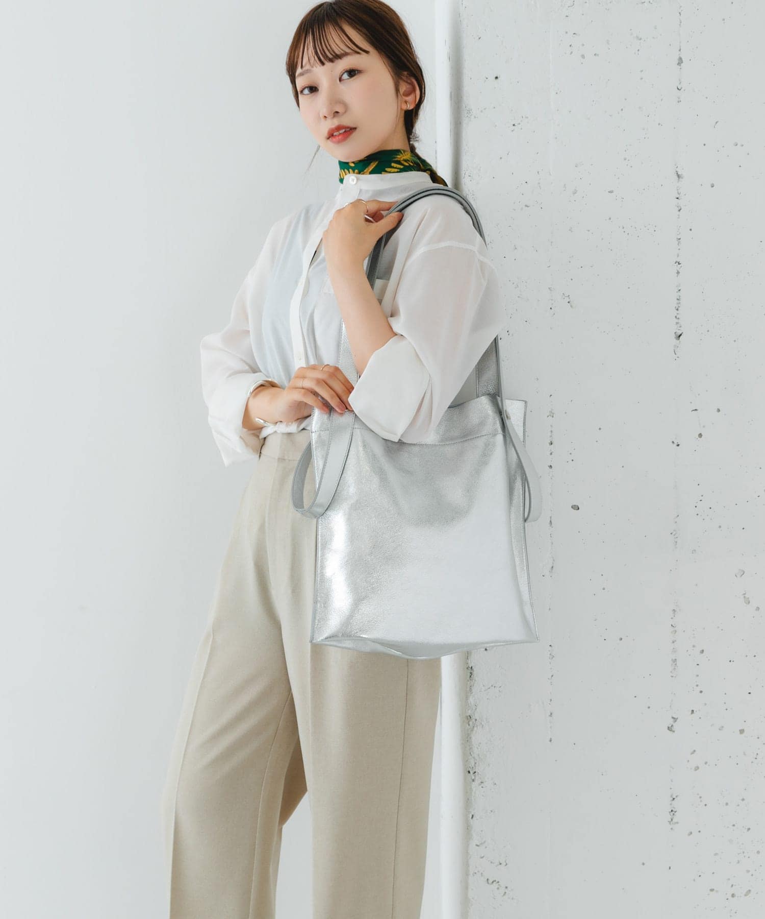 『一部別注カラー』BEAURE　カウレザー2デザインベルトバッグ SILVER one