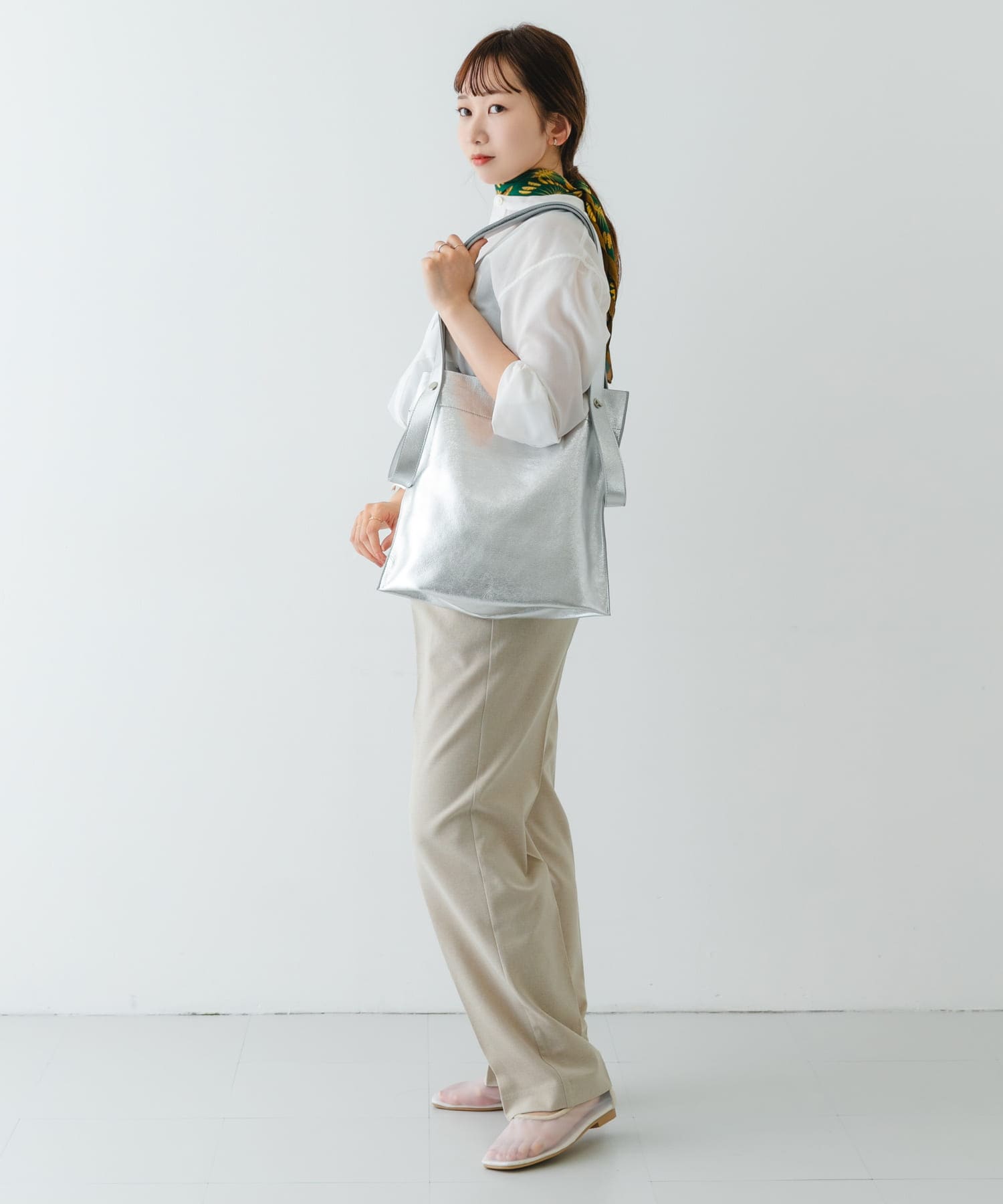 『一部別注カラー』BEAURE　カウレザー2デザインベルトバッグ SILVER one