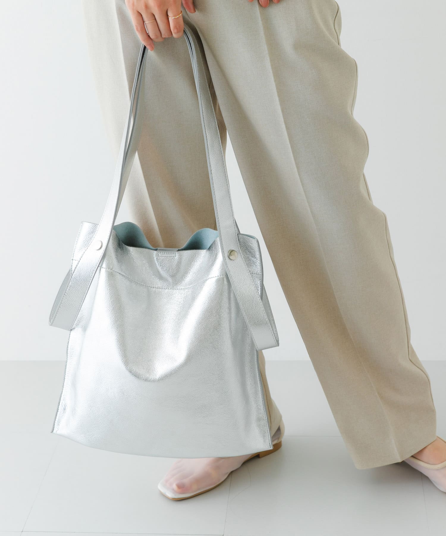 『一部別注カラー』BEAURE　カウレザー2デザインベルトバッグ SILVER one