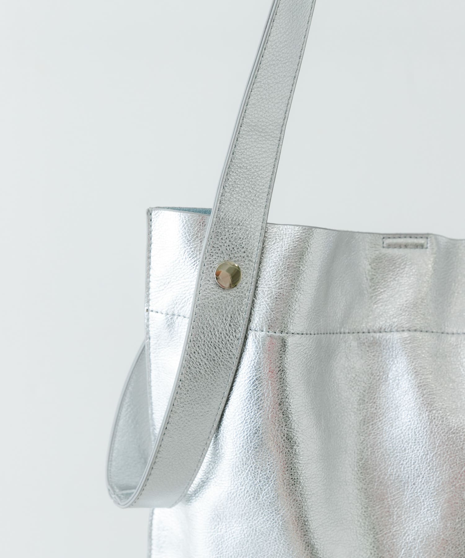『一部別注カラー』BEAURE　カウレザー2デザインベルトバッグ SILVER one