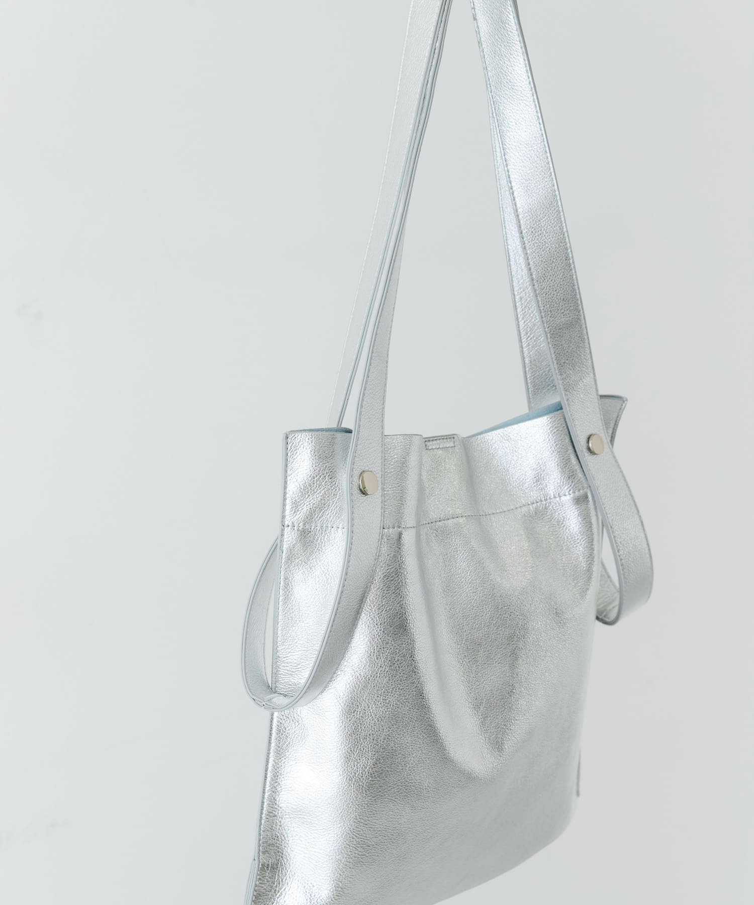 『一部別注カラー』BEAURE　カウレザー2デザインベルトバッグ SILVER one