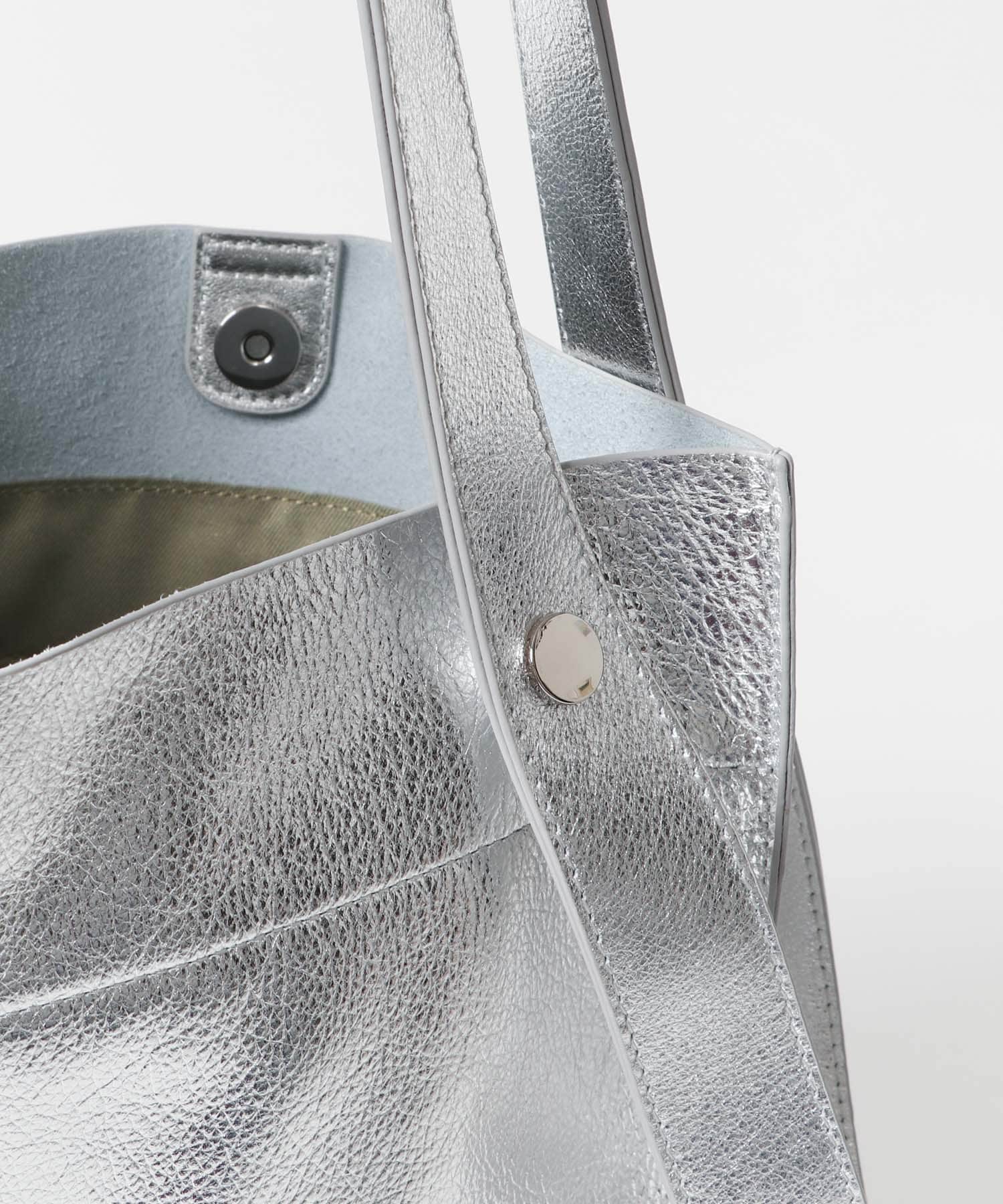 『一部別注カラー』BEAURE　カウレザー2デザインベルトバッグ SILVER one