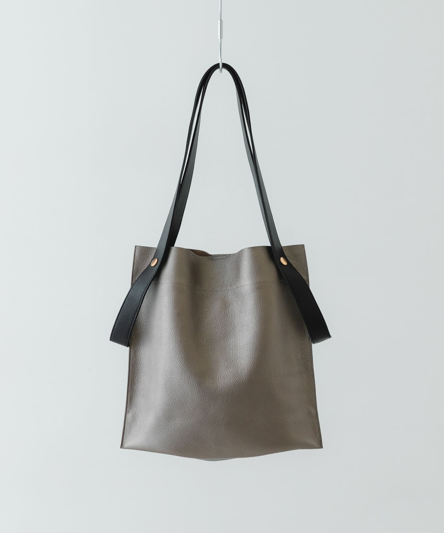 『一部別注カラー』BEAURE　カウレザー2デザインベルトバッグ GMxBLK one