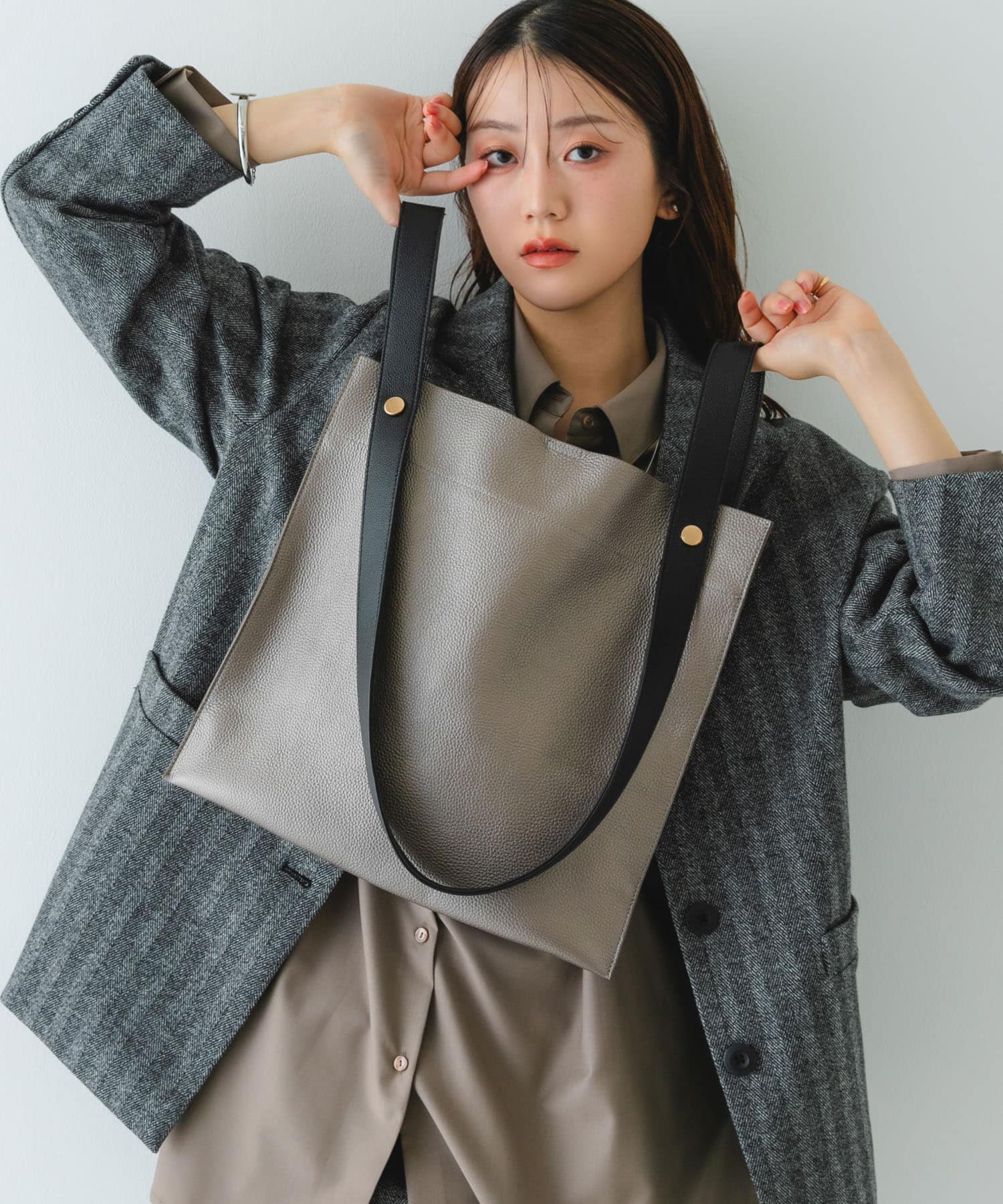 『一部別注カラー』BEAURE　カウレザー2デザインベルトバッグ GMxBLK one