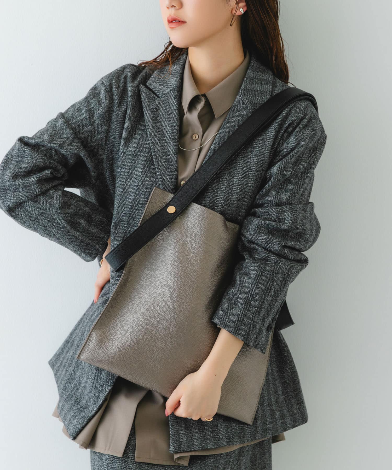 『一部別注カラー』BEAURE　カウレザー2デザインベルトバッグ GMxBLK one