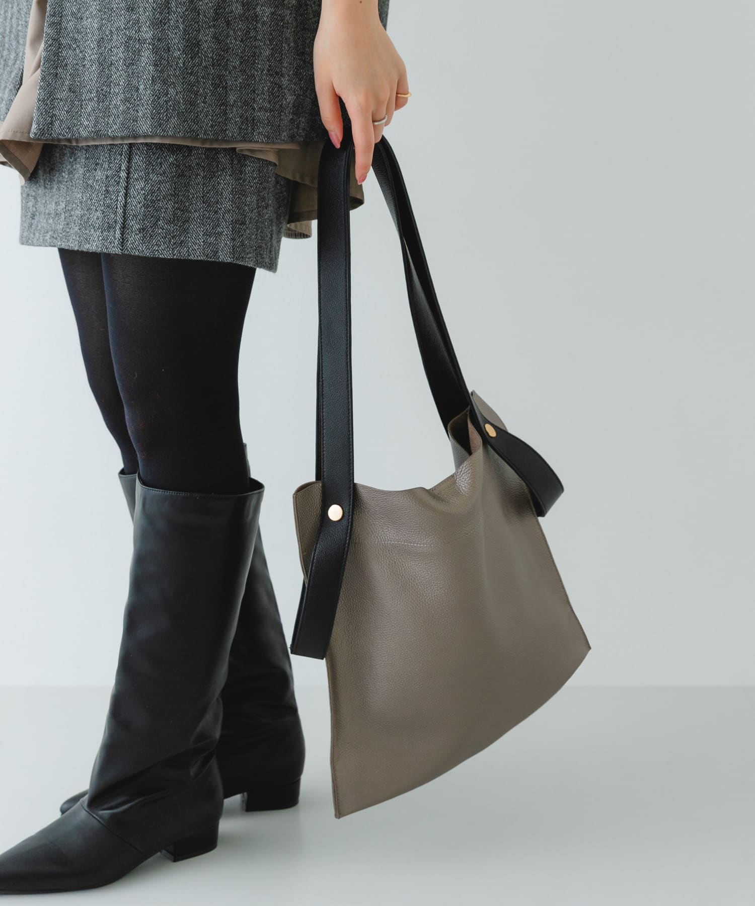 『一部別注カラー』BEAURE　カウレザー2デザインベルトバッグ GMxBLK one