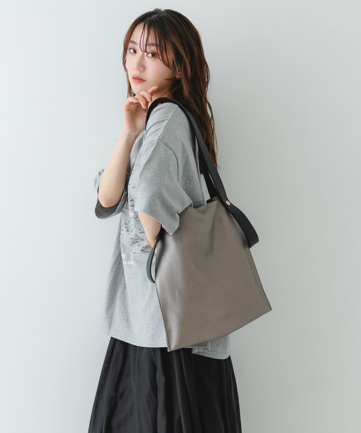 『一部別注カラー』BEAURE　カウレザー2デザインベルトバッグ GMxBLK one