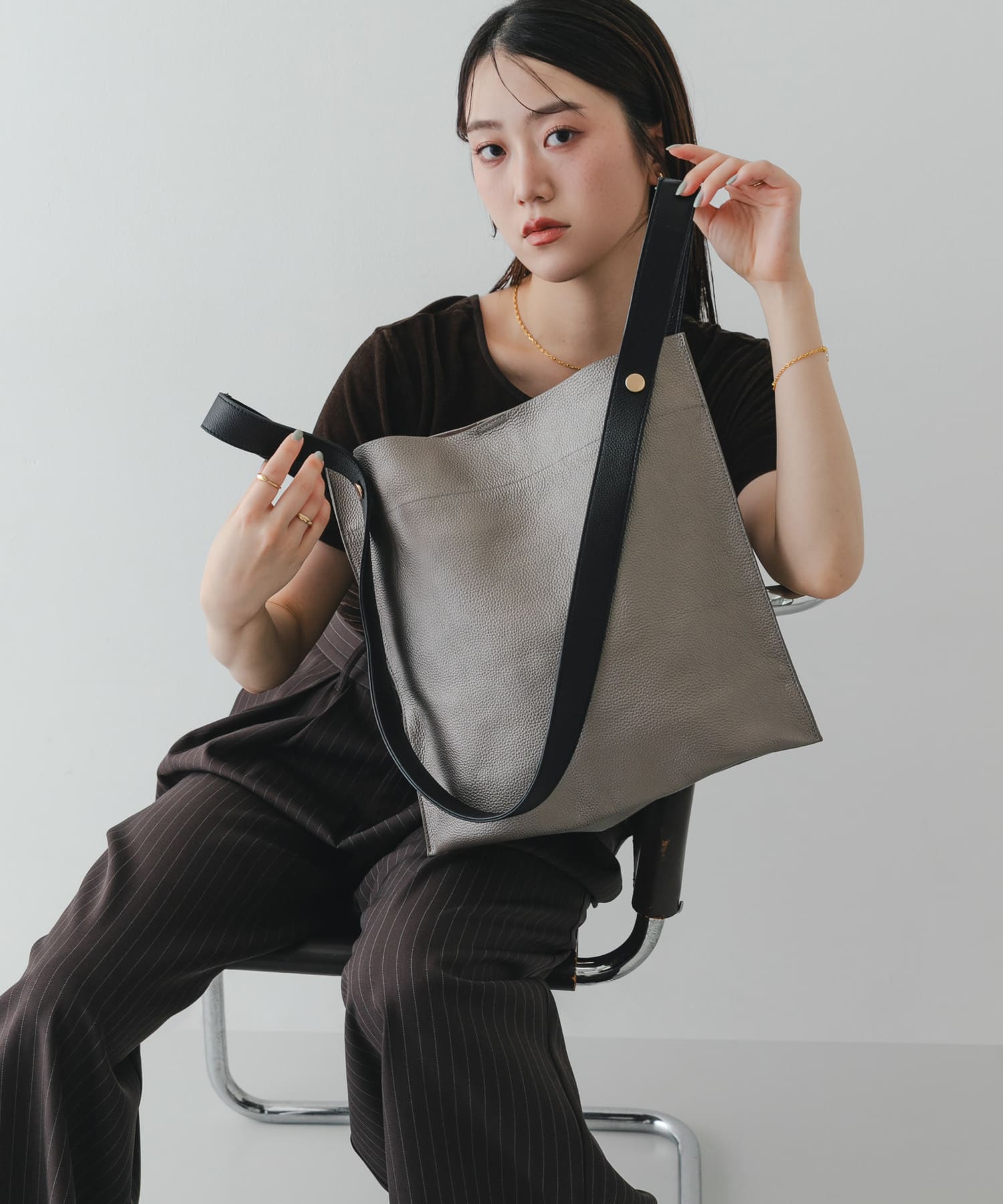 『一部別注カラー』BEAURE　カウレザー2デザインベルトバッグ GMxBLK one