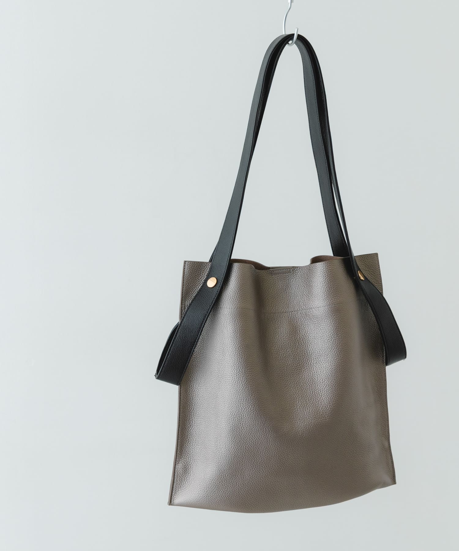 『一部別注カラー』BEAURE　カウレザー2デザインベルトバッグ GMxBLK one