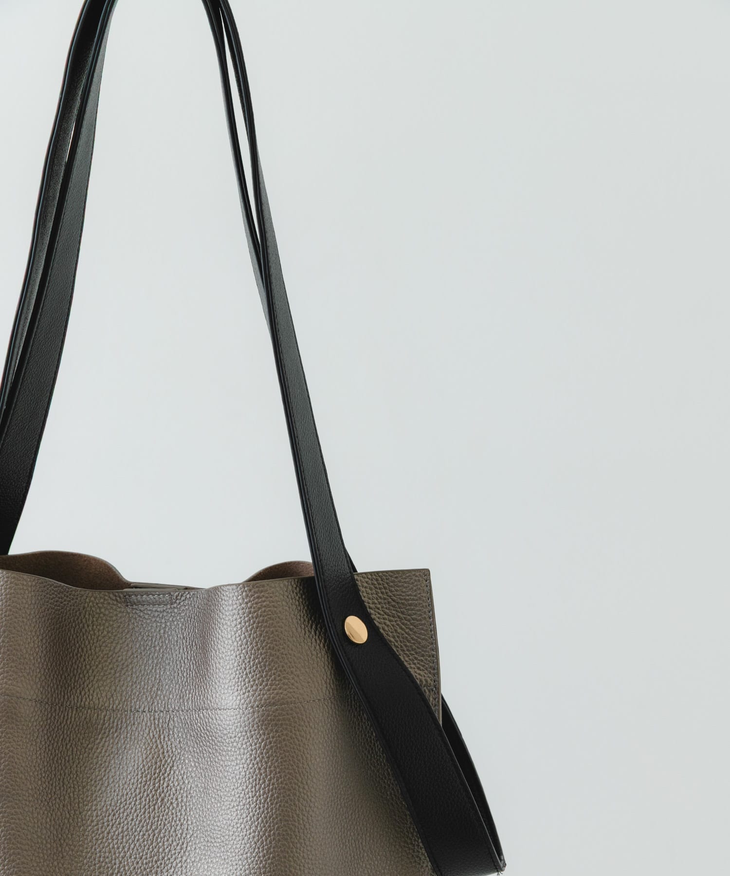 『一部別注カラー』BEAURE　カウレザー2デザインベルトバッグ GMxBLK one