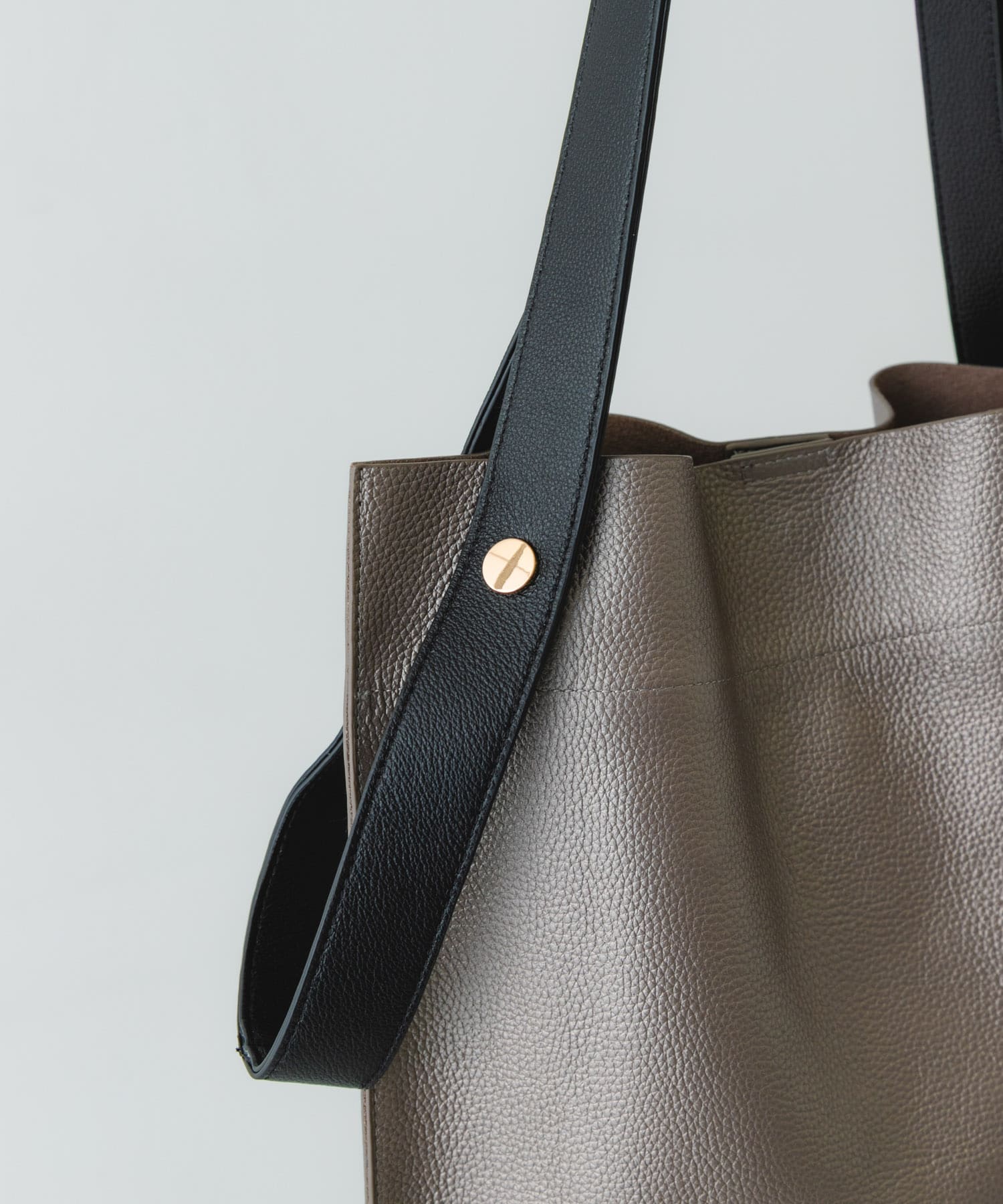 『一部別注カラー』BEAURE　カウレザー2デザインベルトバッグ GMxBLK one