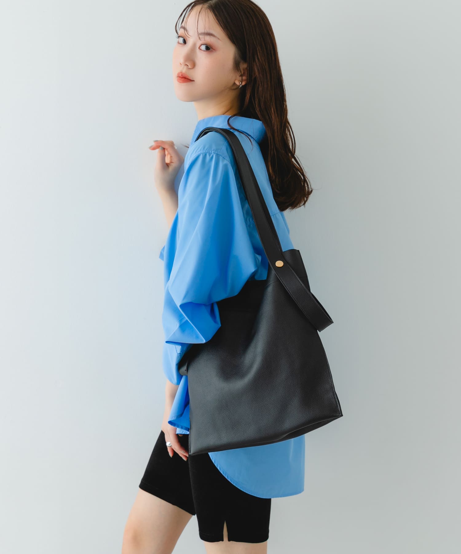 『一部別注カラー』BEAURE　カウレザー2デザインベルトバッグ BLKxBLK one