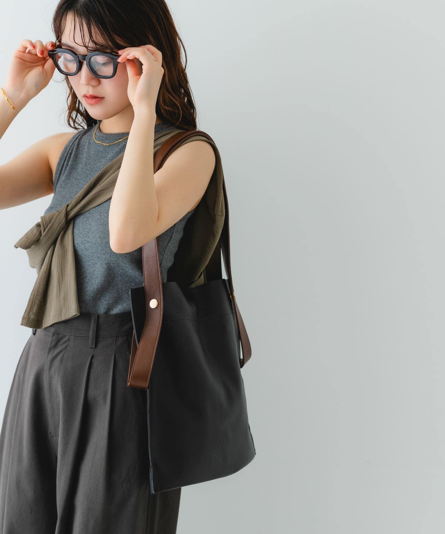 『一部別注カラー』BEAURE　カウレザー2デザインベルトバッグ BLKxCHOCO one