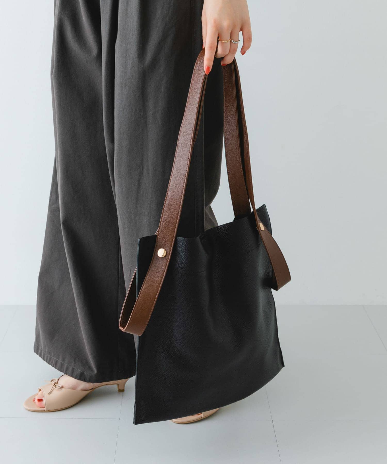 『一部別注カラー』BEAURE　カウレザー2デザインベルトバッグ BLKxCHOCO one