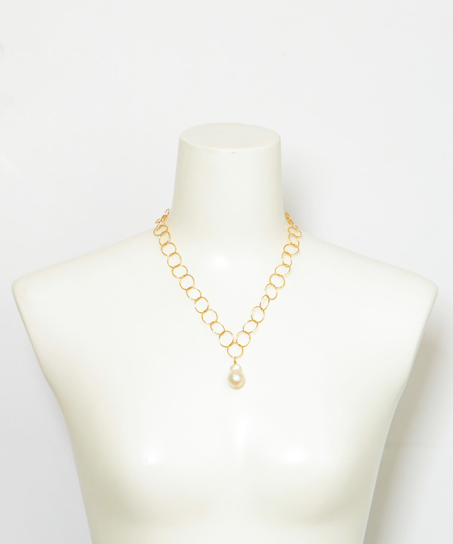 in2 design　SHORTBAROQUENECKLACE GLDWHT -