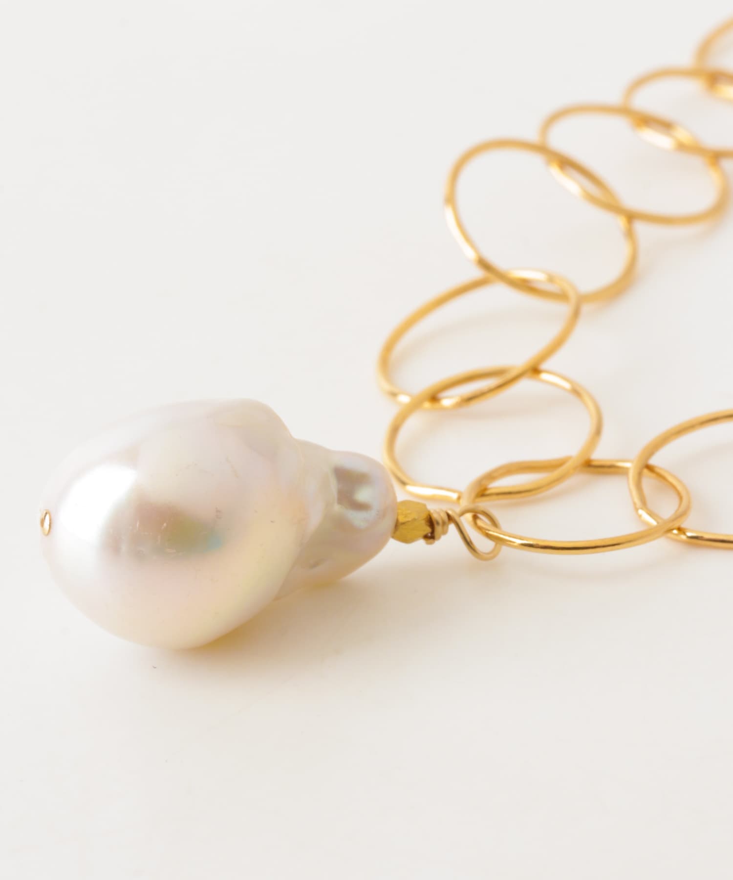 in2 design　SHORTBAROQUENECKLACE GLDWHT -