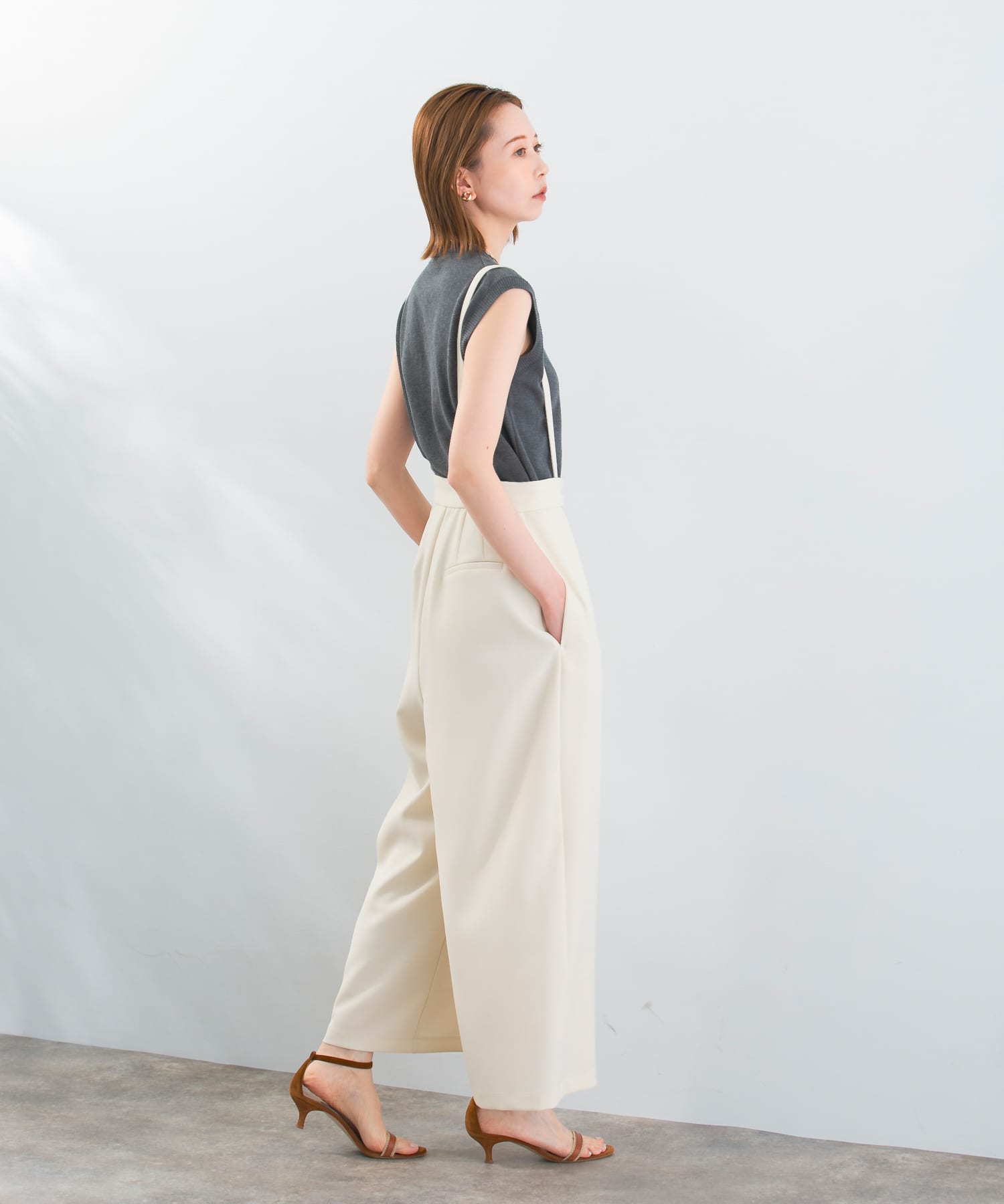 サス付きタックワイドパンツ(36 white): ボトム｜URBAN RESEARCH公式