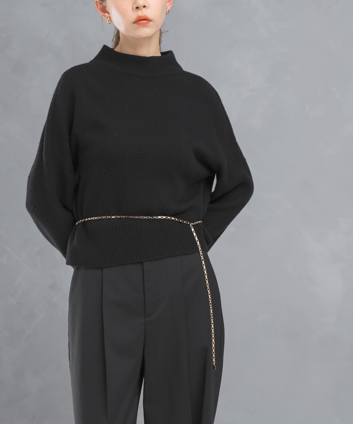 ショートハイネックホールニット