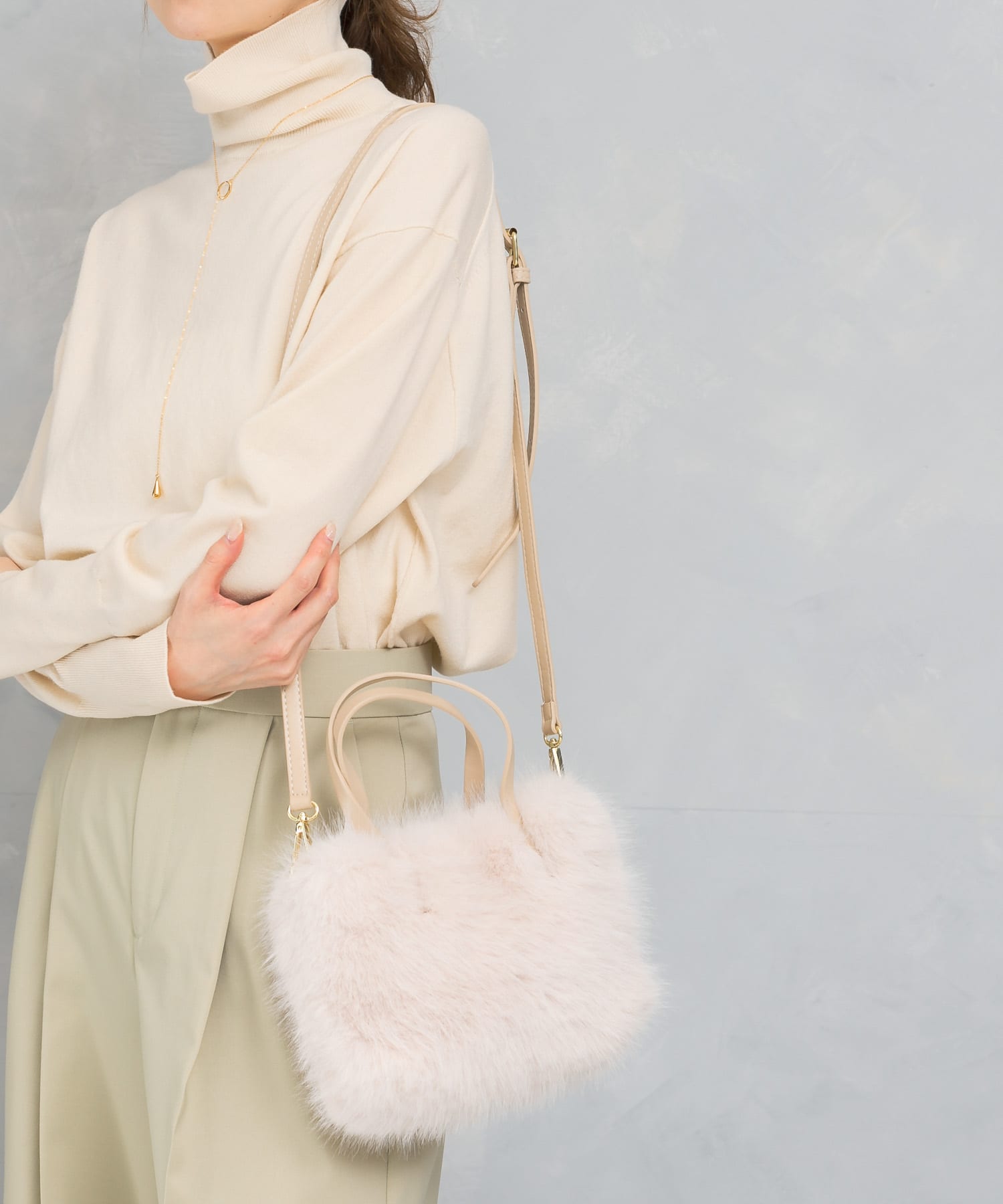 フラッフィーハンドバッグ OFF WHITE -