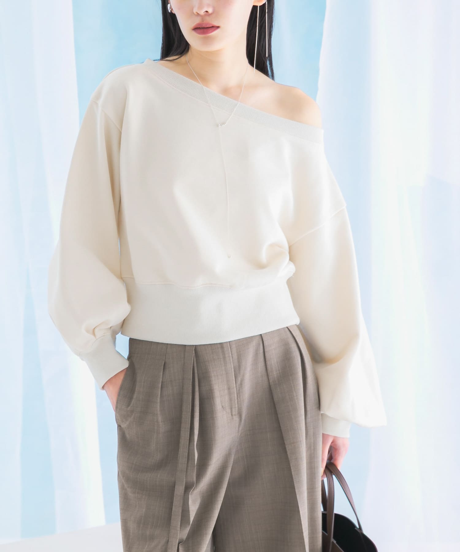 オフショルダースウェット