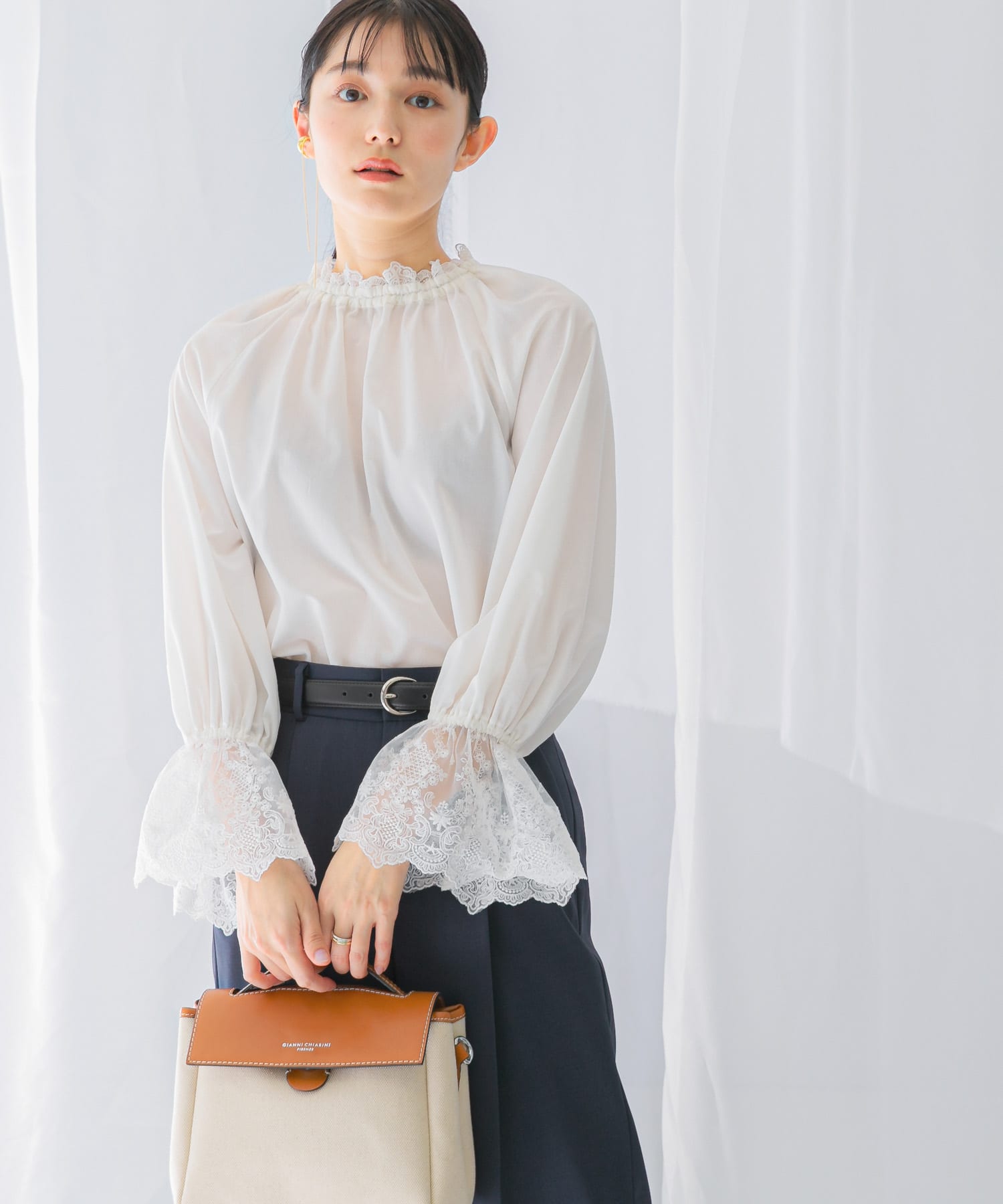 ウォッシャブルハイネックレースブラウス(FREE OFF WHITE