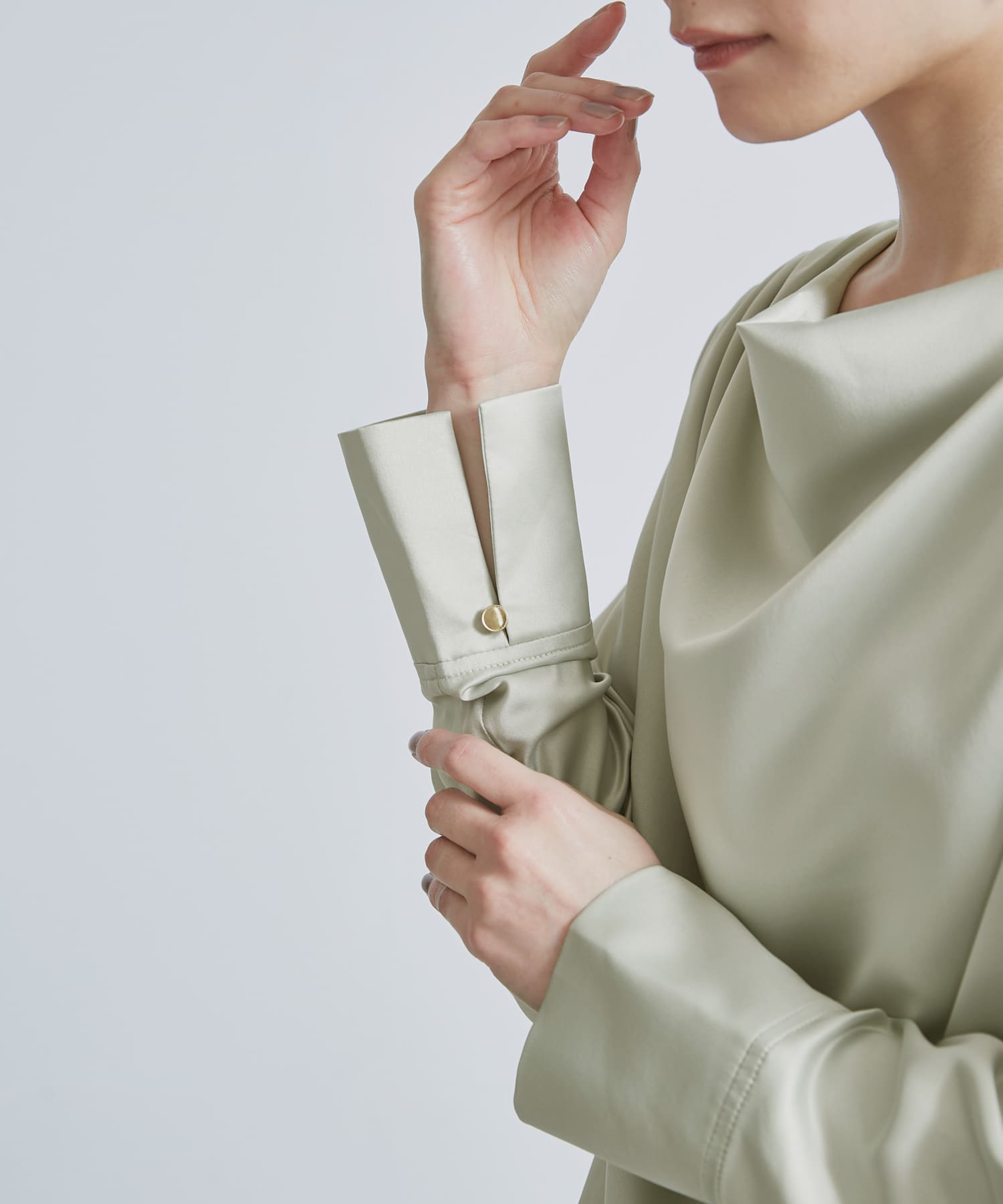 ドレープネックサテンブラウス(FREE MINT): トップス｜URBAN