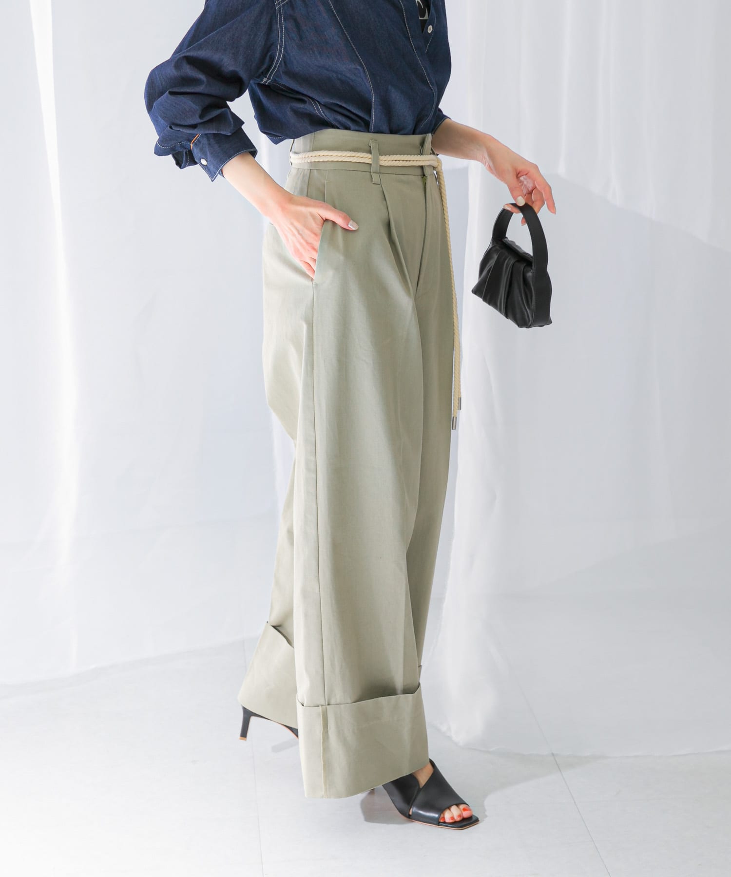 ベルト付ロールアップパンツ