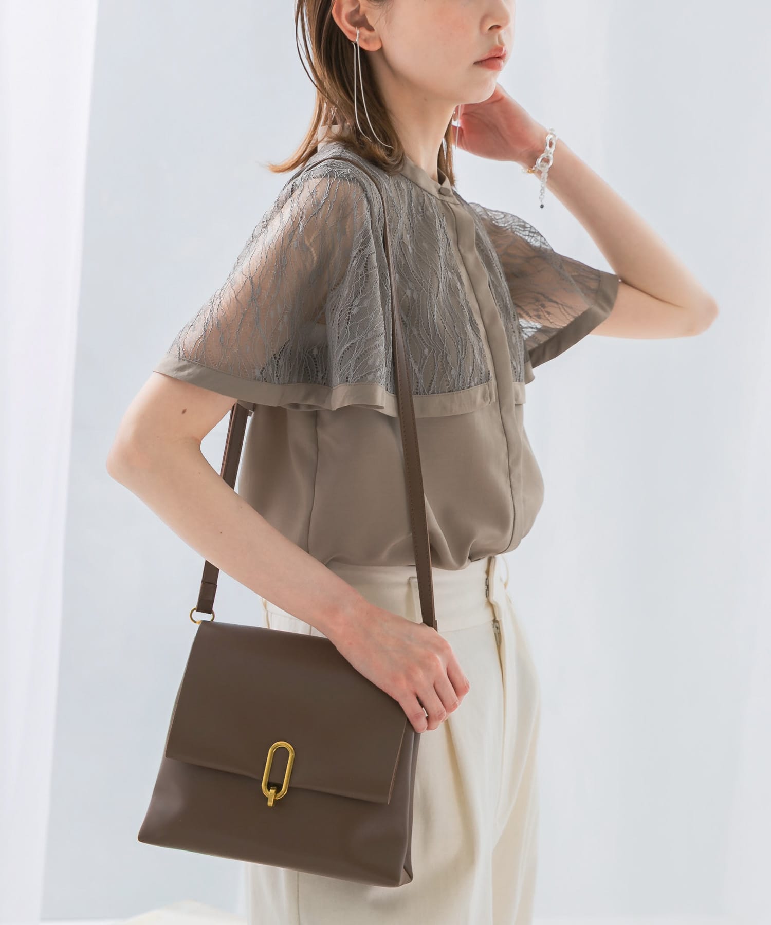 ウォッシャブルレースケープブラウス