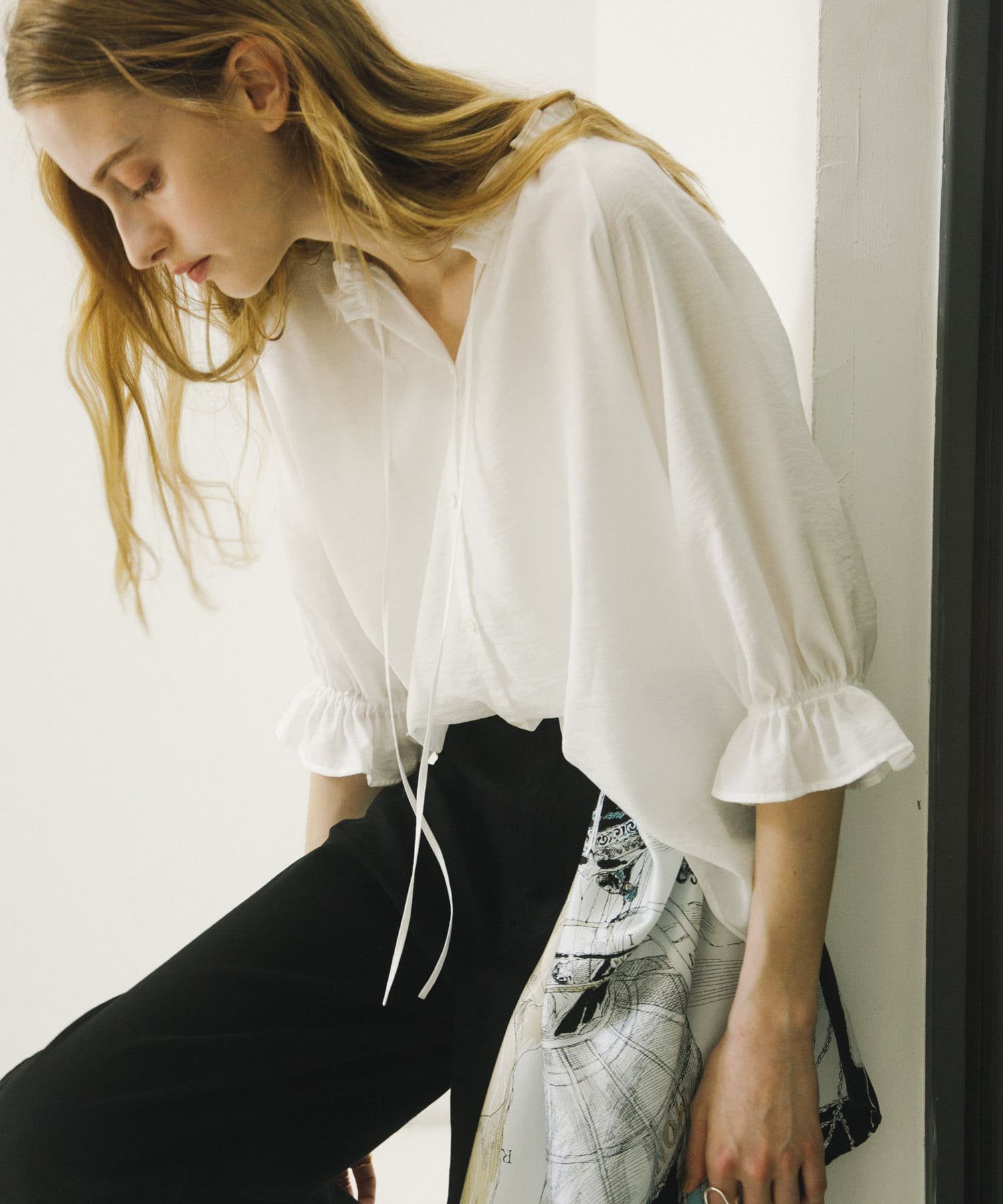 クールタッチセミシアーフリルブラウス