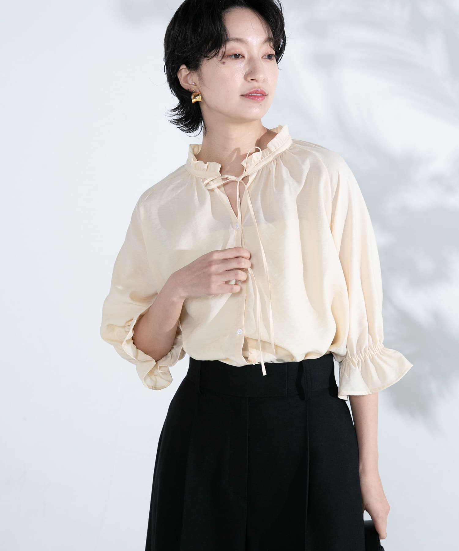 クールタッチセミシアーフリルブラウス(FREE OFF WHITE): トップス