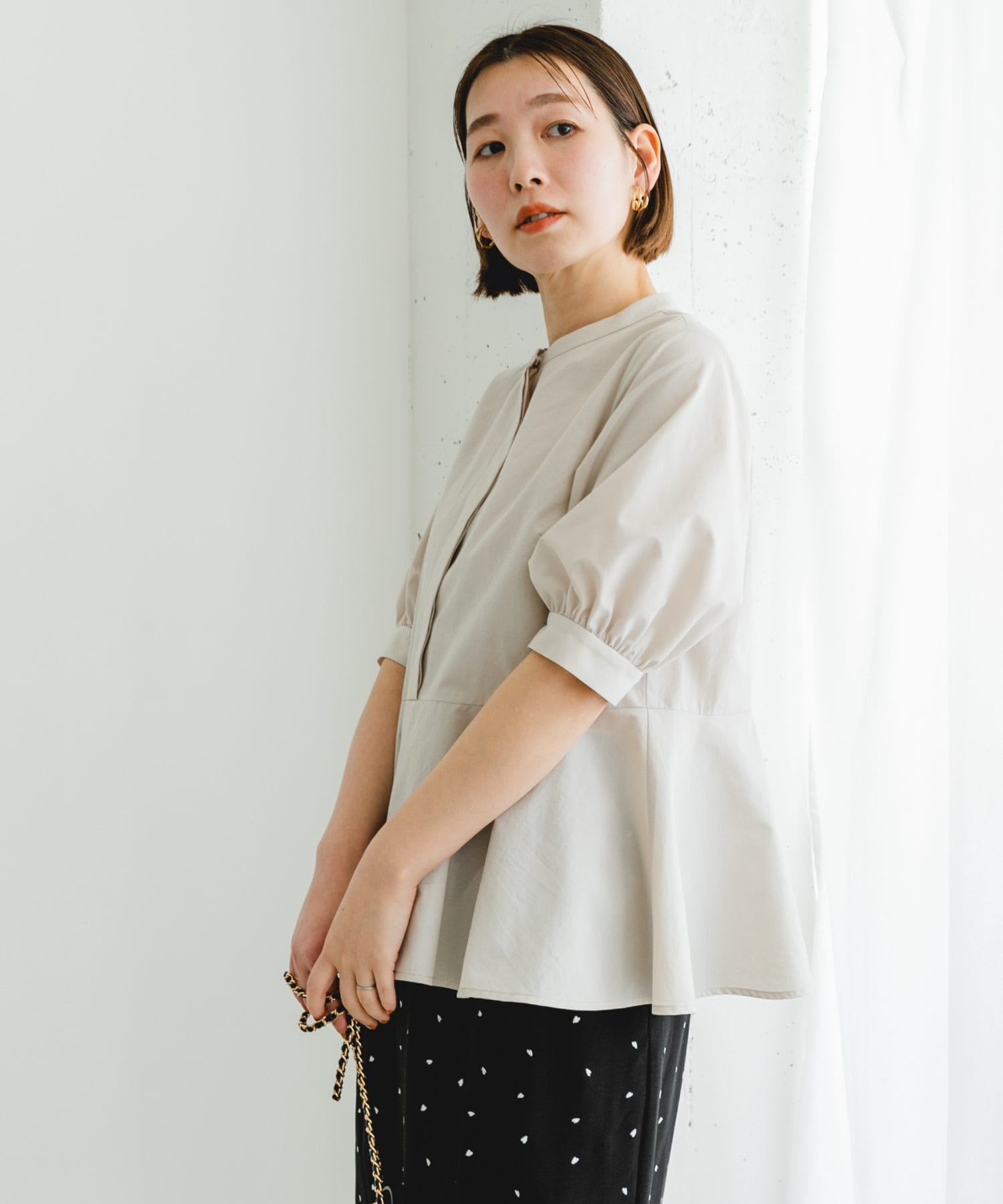 ♡タグ付き新品　スタンド ペプラム ブラウス　ネイビー F by ROSSO スタンドカラーペプラムブラウス(FREE STRIPE