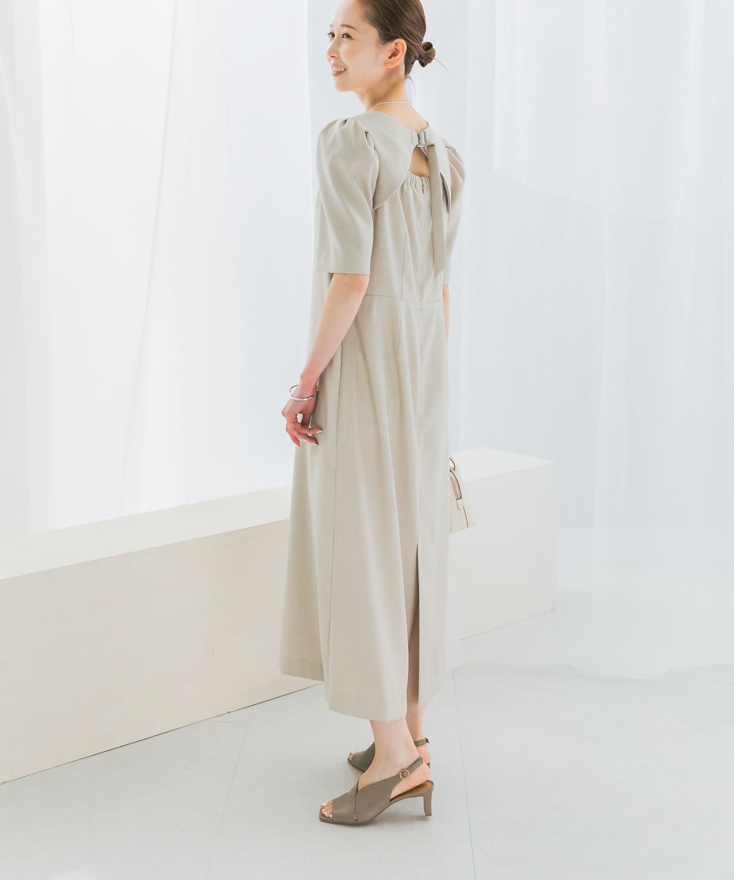 バックオープンベルトデザインワンピース