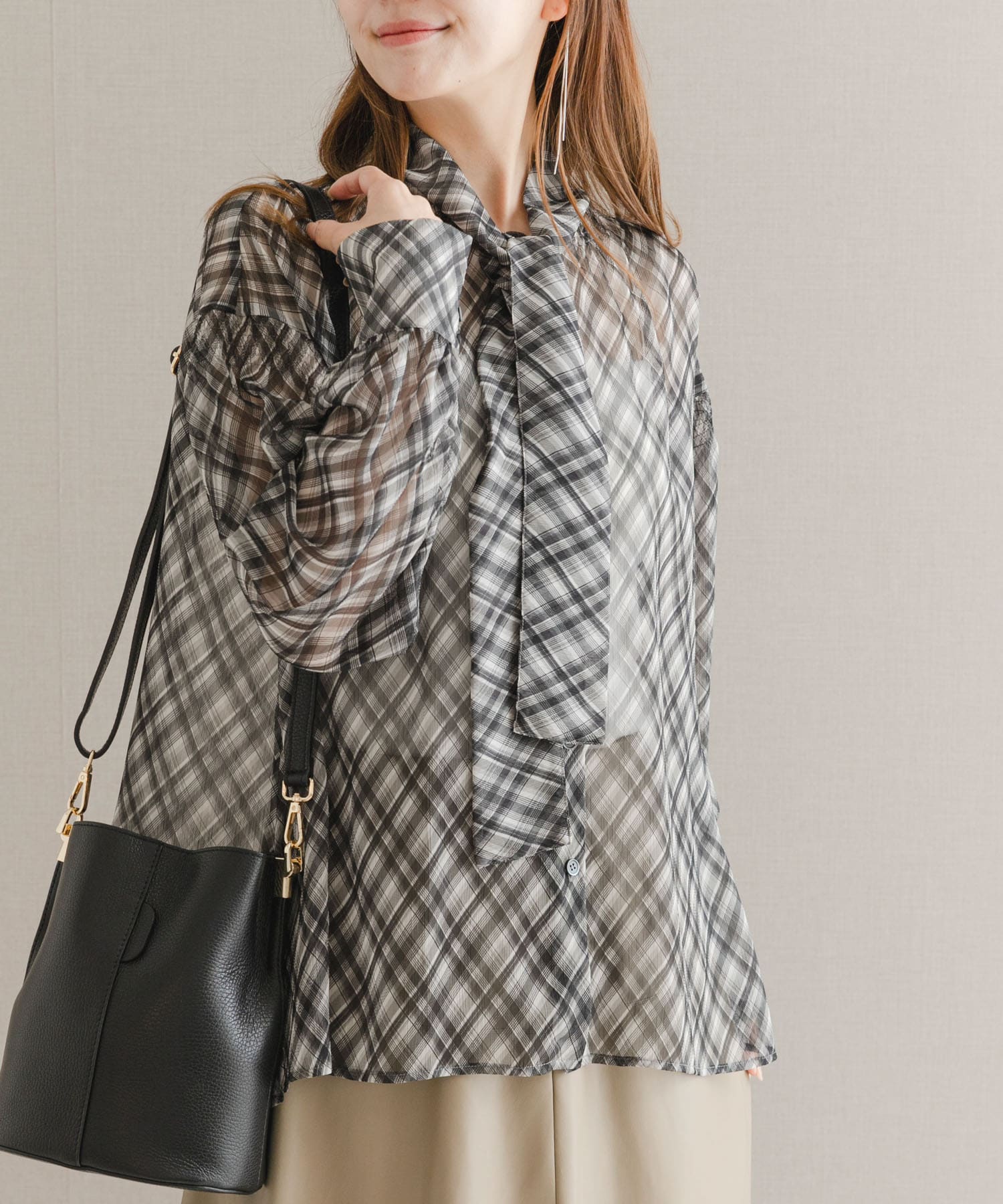 チェックボウタイボリュームブラウス
