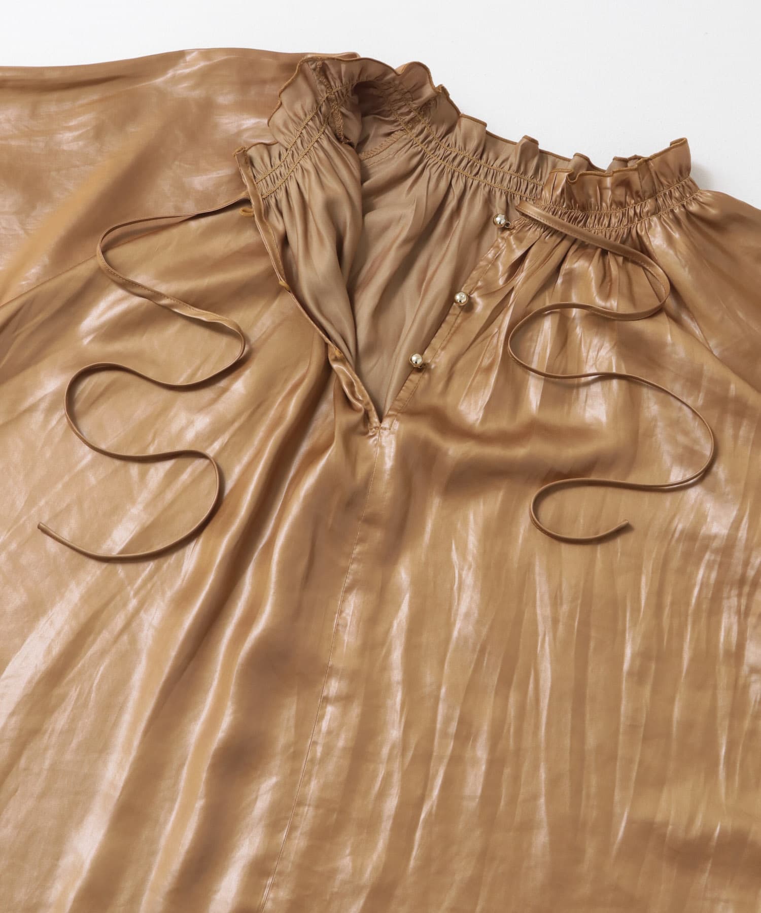グロッシー2WAYネックギャザーブラウス CAMEL FREE