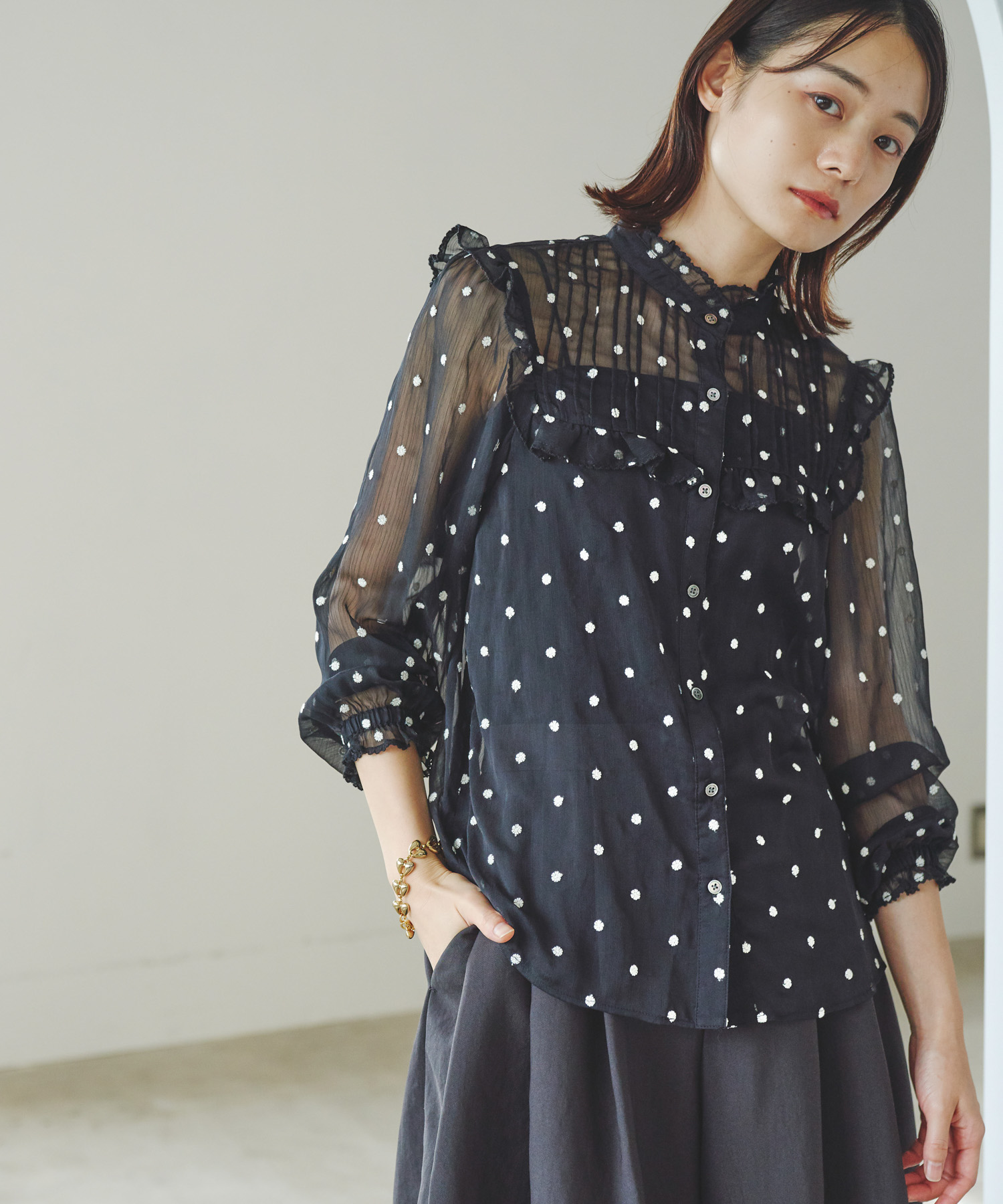 『WEB限定』フラワー刺繍フリルネックブラウス