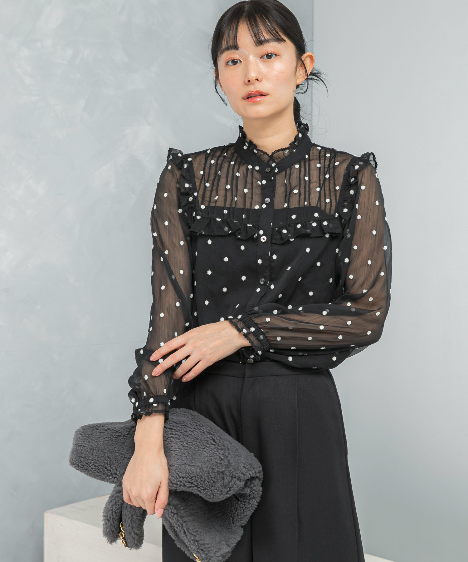 『WEB限定』フラワー刺繍フリルネックブラウス