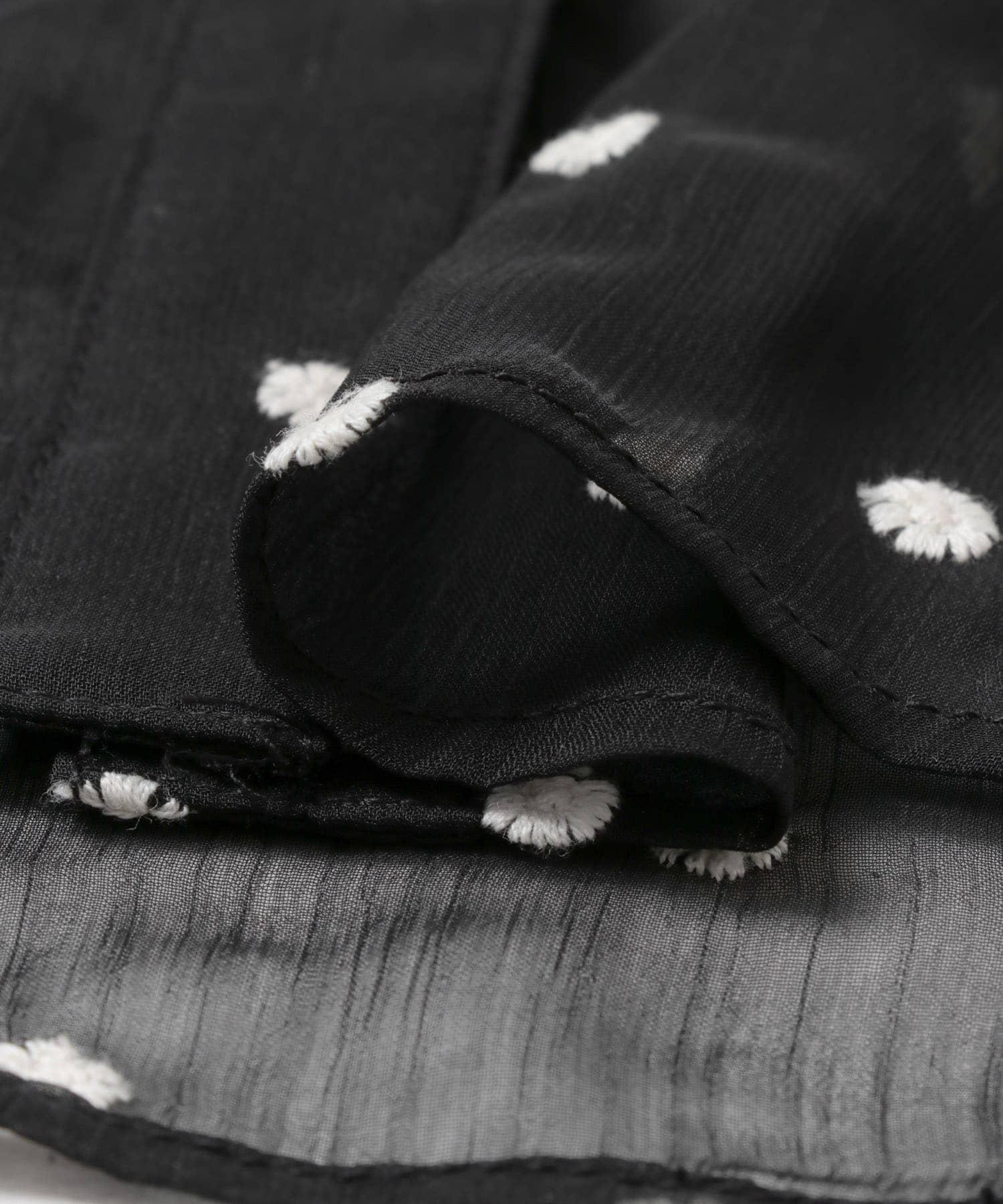 『WEB限定』フラワー刺繍フリルネックブラウス BLACK FREE