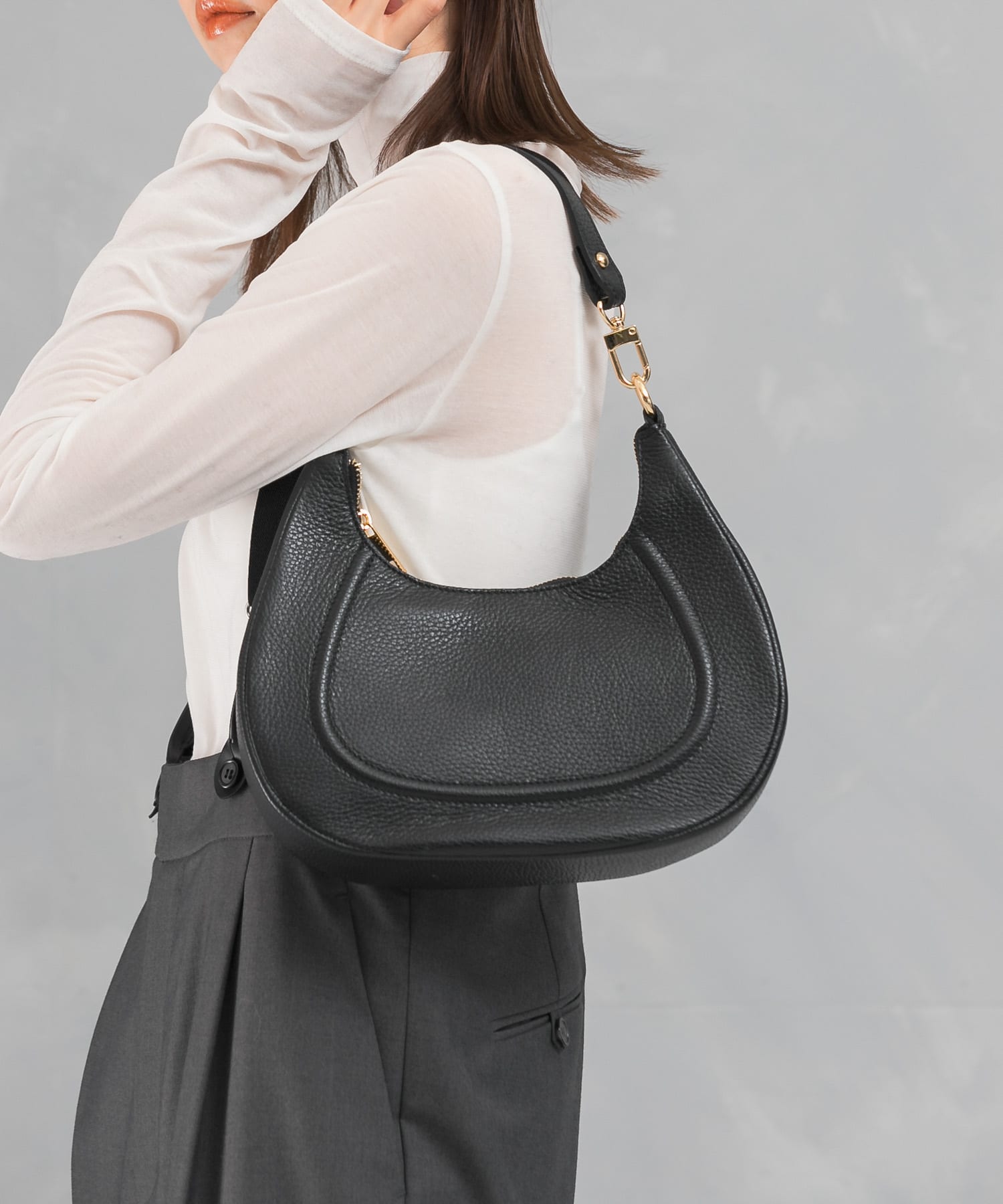 AULENTTI　レザーショルダーバッグ NEGRO FREE