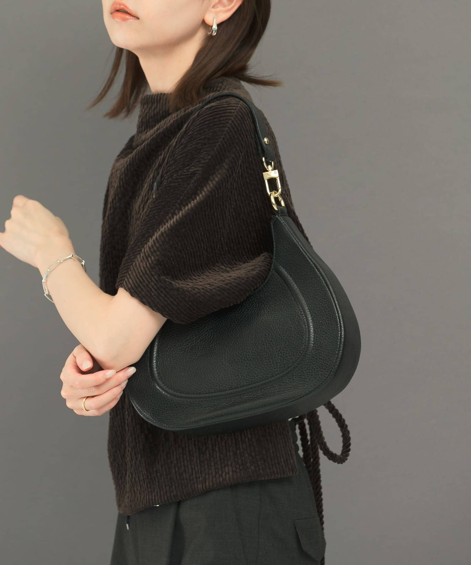 AULENTTI　レザーショルダーバッグ NEGRO FREE
