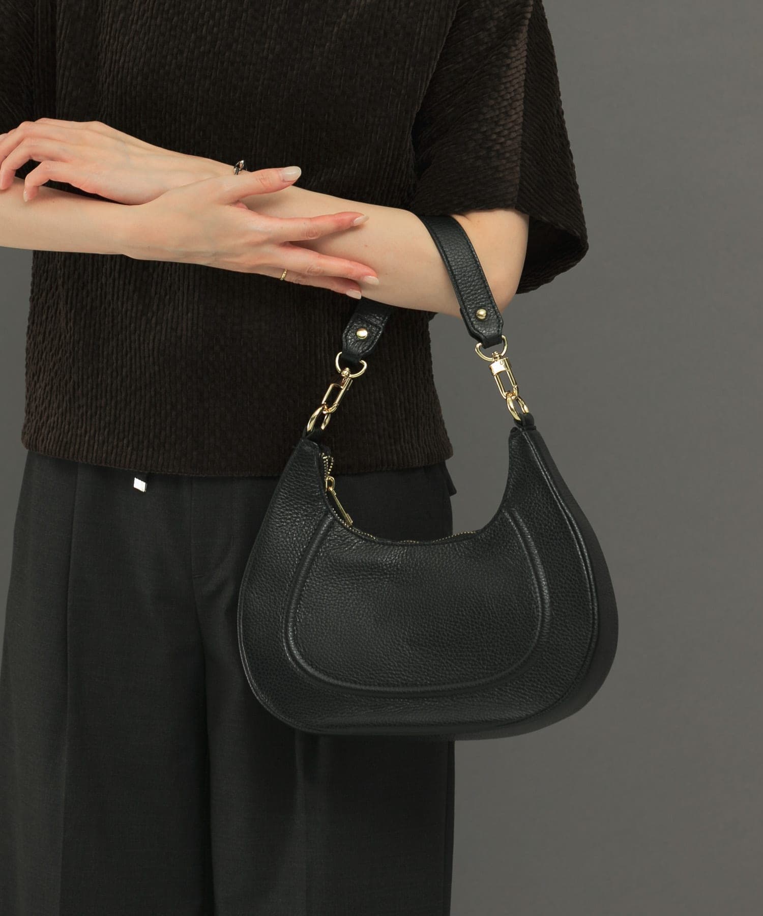 AULENTTI　レザーショルダーバッグ NEGRO FREE
