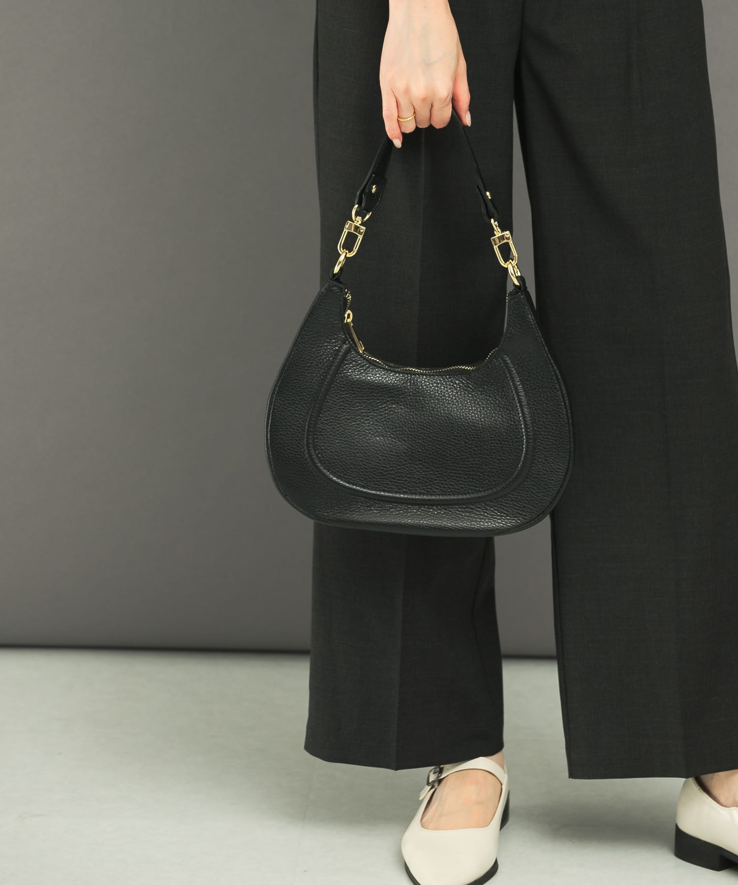 AULENTTI　レザーショルダーバッグ NEGRO FREE