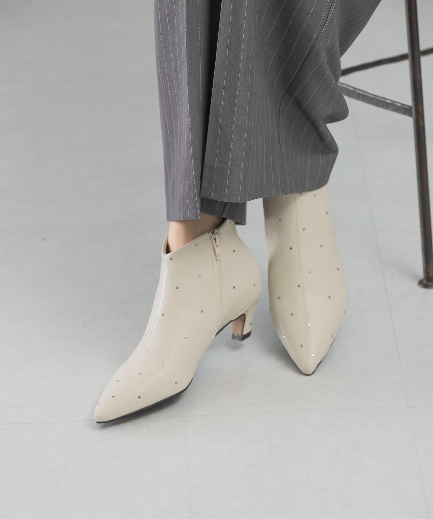 LE VERNIS　Stud pointed boots ホワイト 23.5