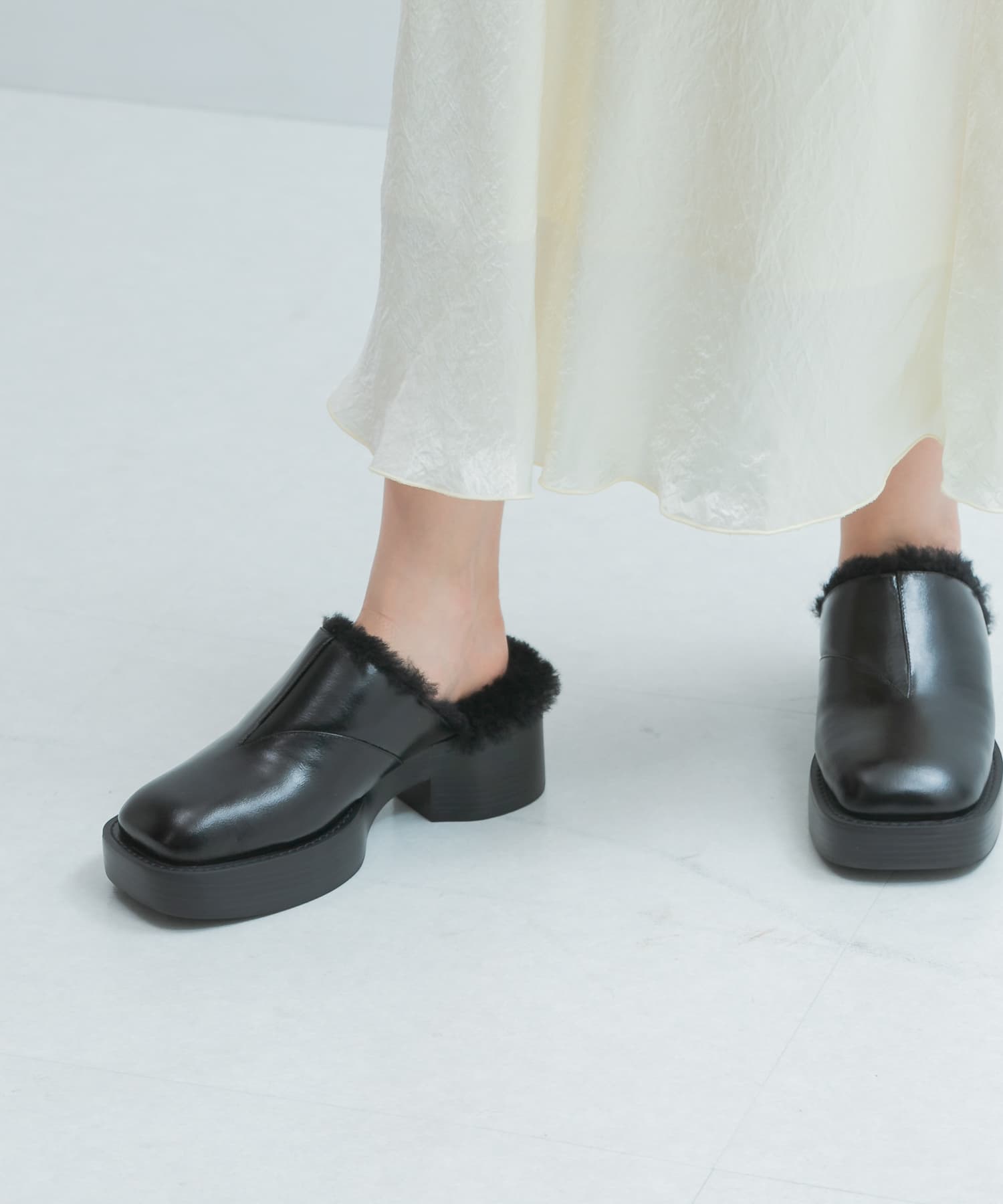 ALM.　VIVLOS LEATHER MULES