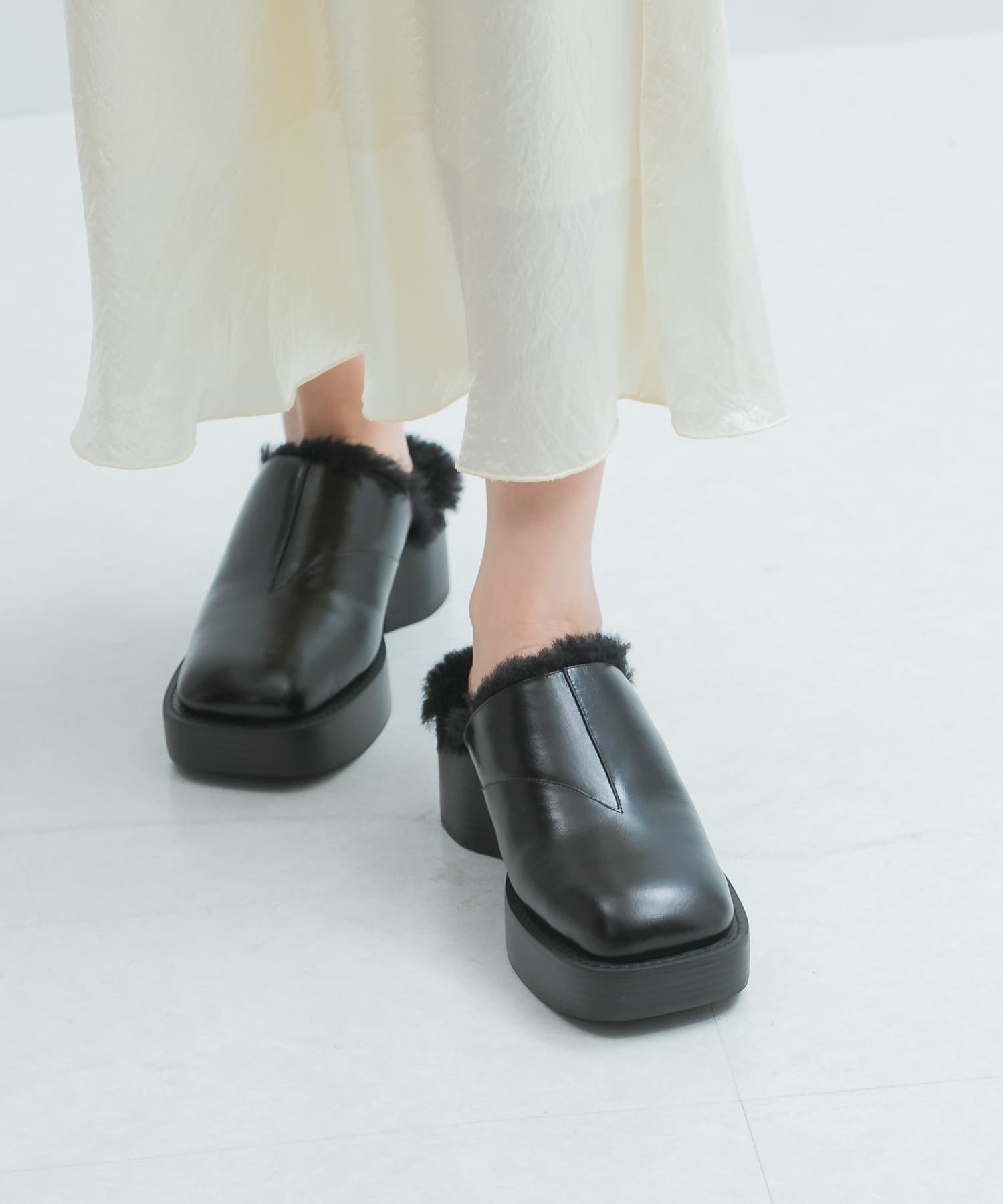 ALM.　VIVLOS LEATHER MULES FUR BLACK 36