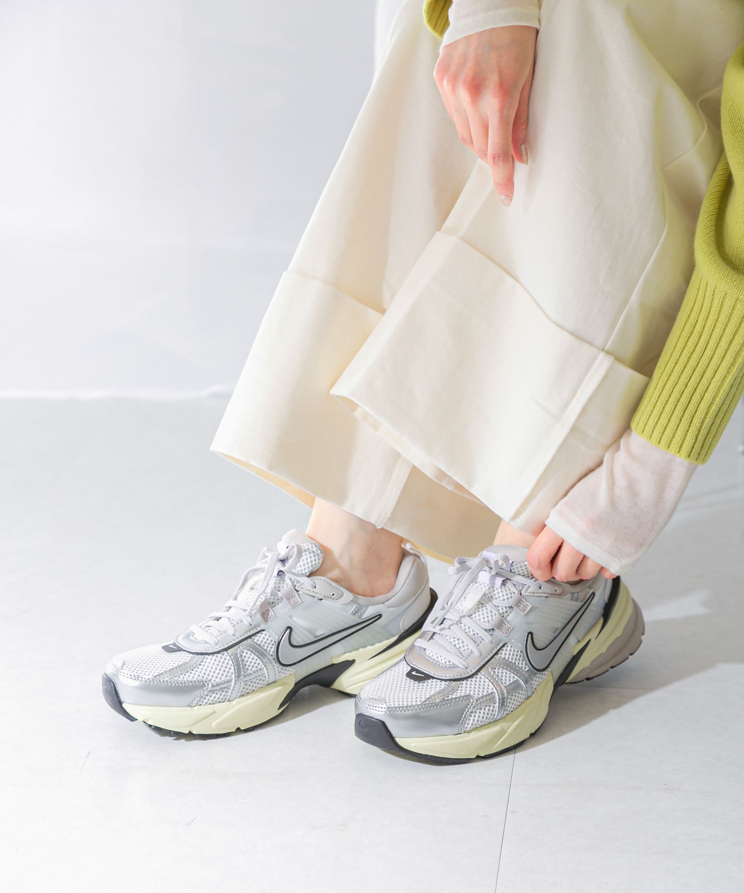 NIKE　ウィメンズ V2K ラン ホワイトシルバー 23